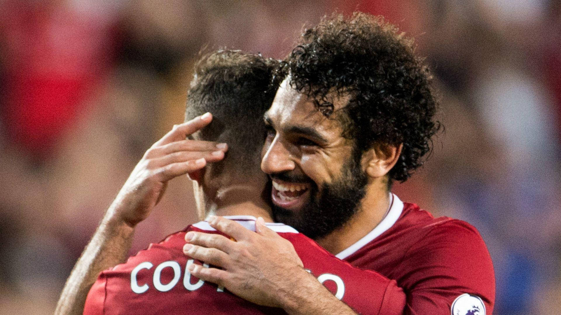 Mohamed Salah omfavner sin holdkammerat Wallpaper