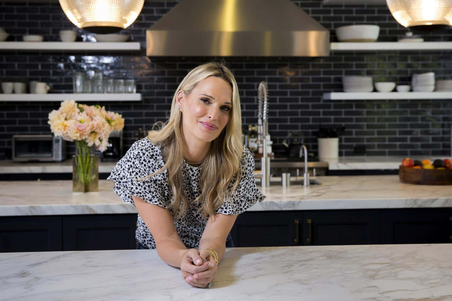 Molly Sims Stijlvolle Keuken Portret Achtergrond