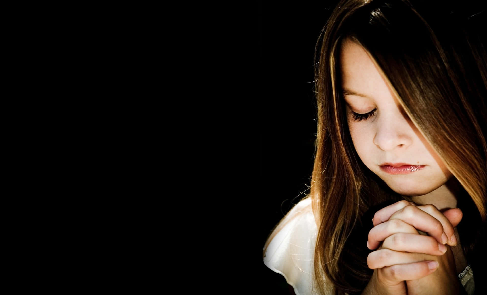 Momentospirituale Di Una Persona Che Prega In Un'atmosfera Fioca