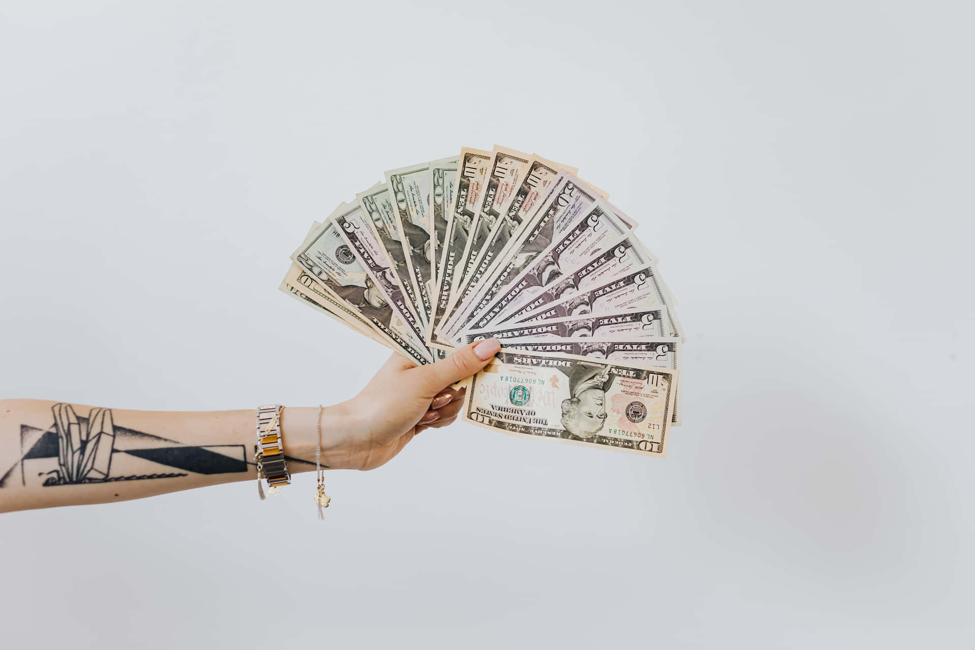 Enkvinna Som Håller I En Fläkt Med Dollar-sedlar