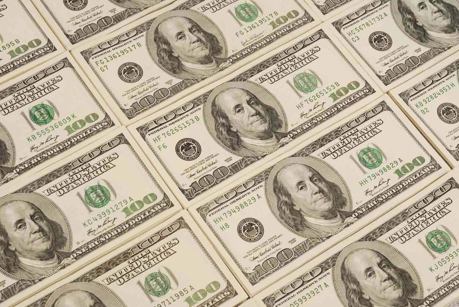 Enhög Av Dollar-sedlar På En Vit Bakgrund