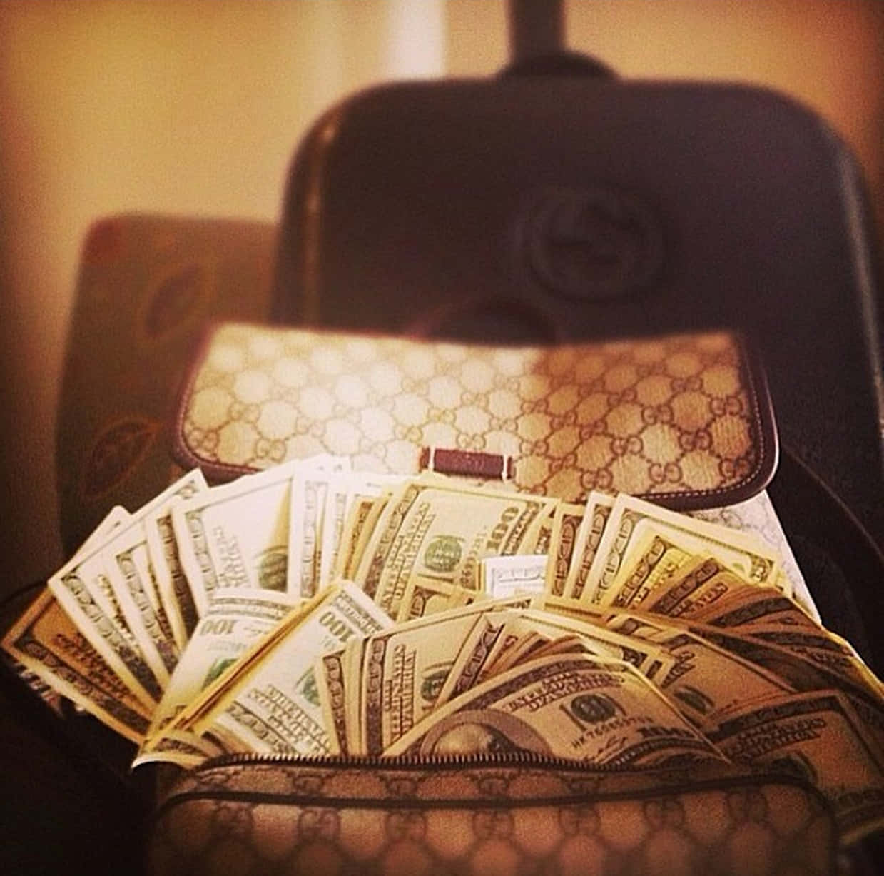 En taske med penge i den. Wallpaper