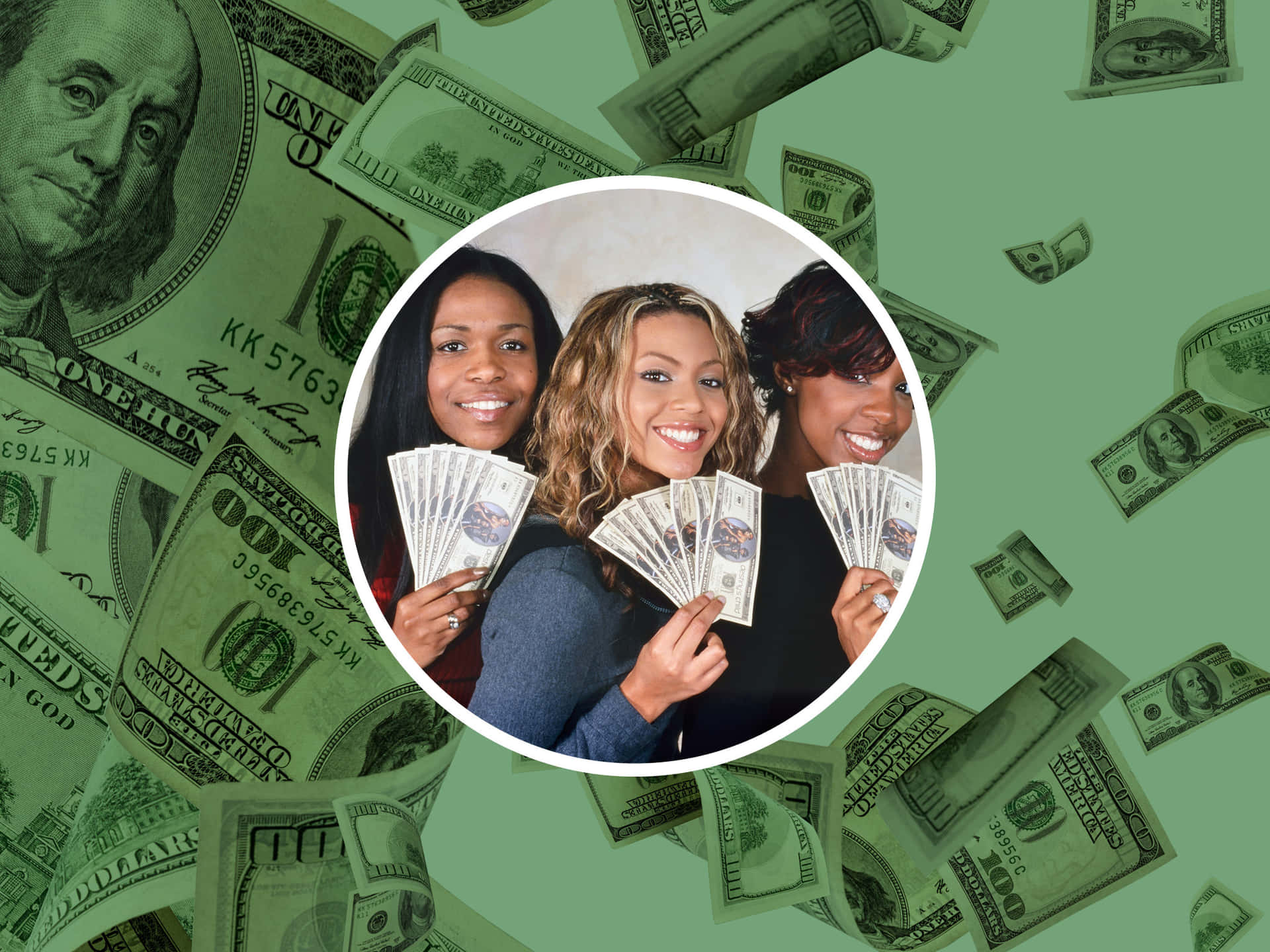 Tre kvinder holder op med penge foran en grøn baggrund.