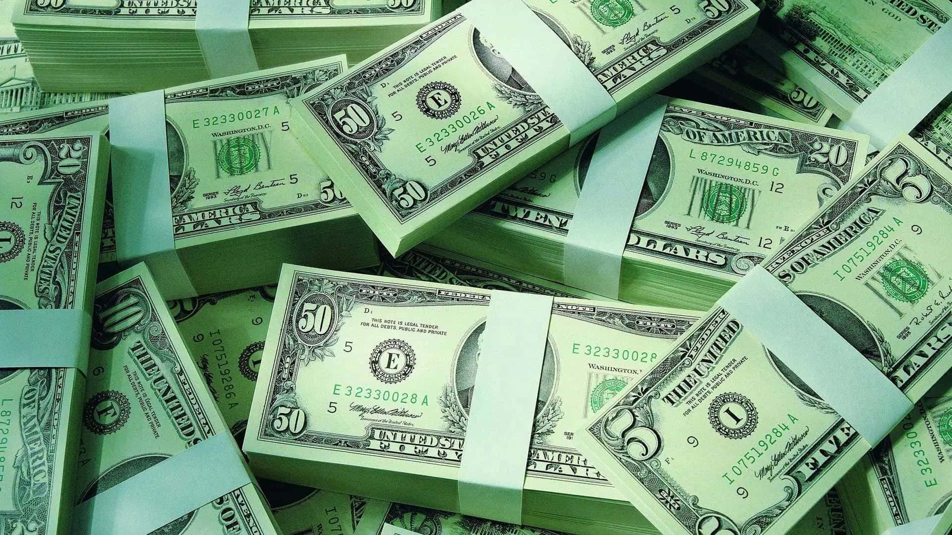 En bunke af penge med grøn tape Wallpaper
