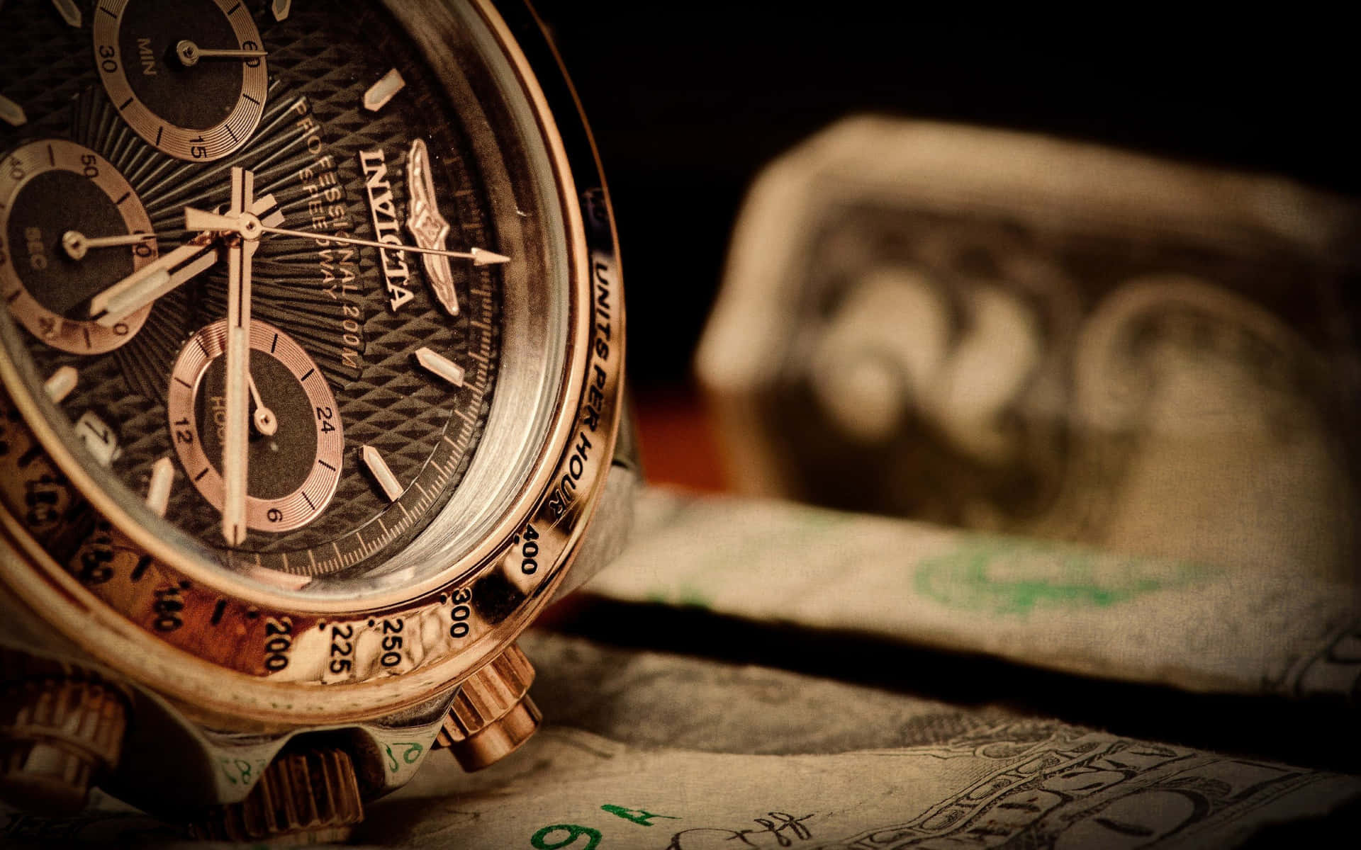 Et ur på en bunke penge Wallpaper