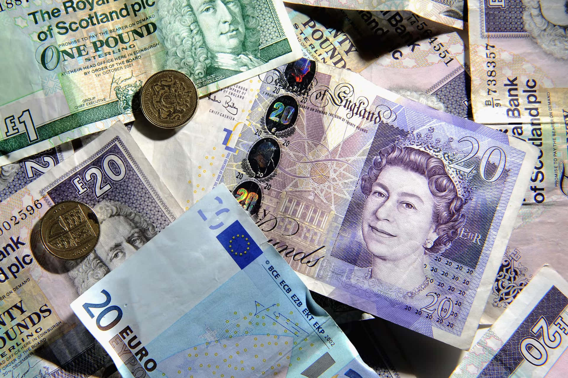 Britischebanknoten Und Münzen Liegen Übereinander