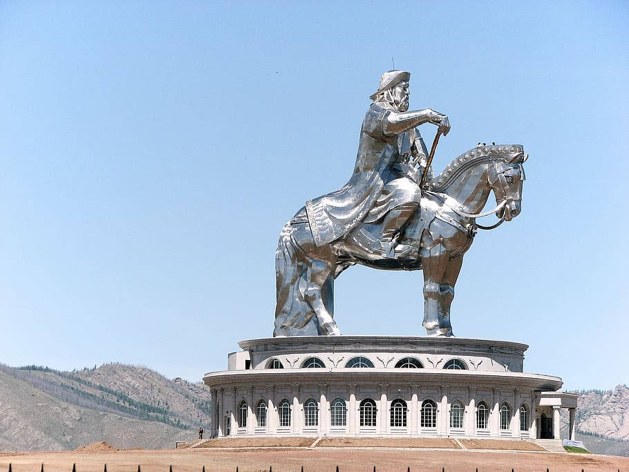 Vistalateral De La Estatua De Chinggis Khaan De Mongolia. Fondo de pantalla