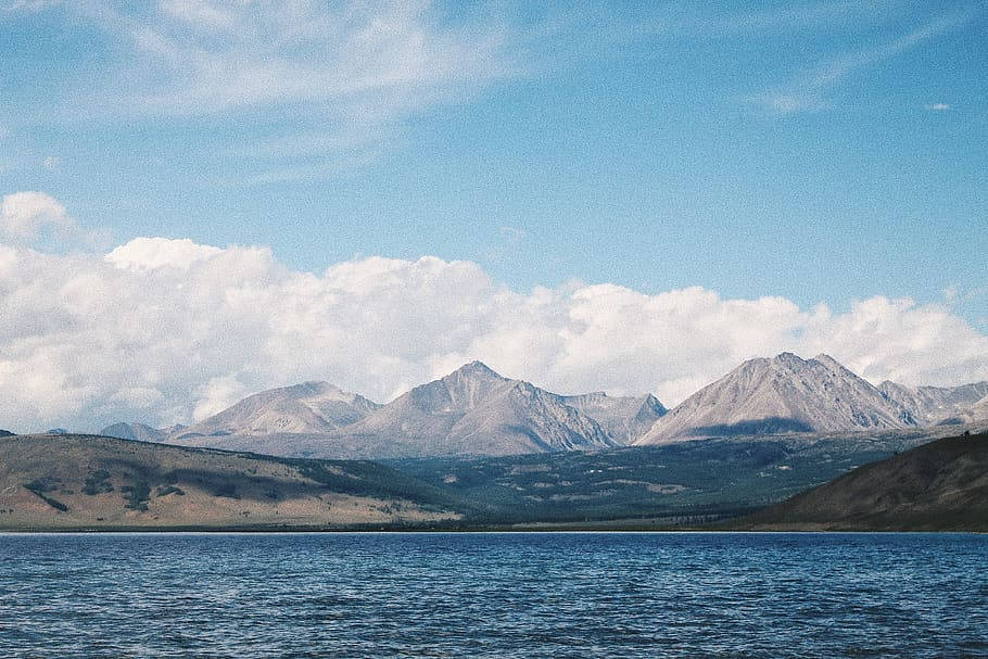Mongoliskasjön Under Moln Wallpaper