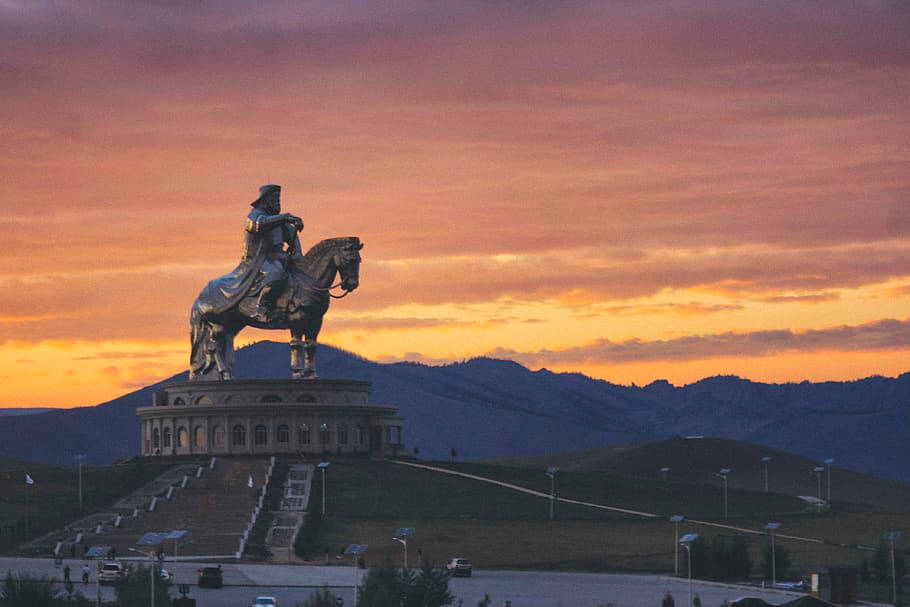Diestatue Von Mongolien, Die Dem Sonnenuntergang Gegenübersteht. Wallpaper