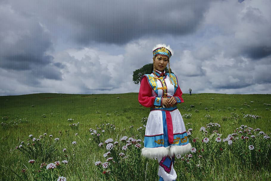 Mongolisktraditionell Klädsel. Wallpaper