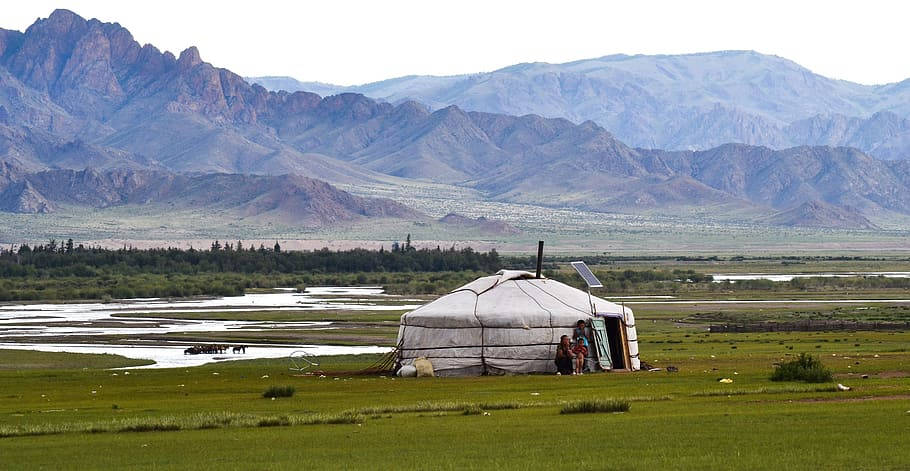 Nyd udsigten til Mongolias Yurt In Altai Mountains på tapetet. Wallpaper