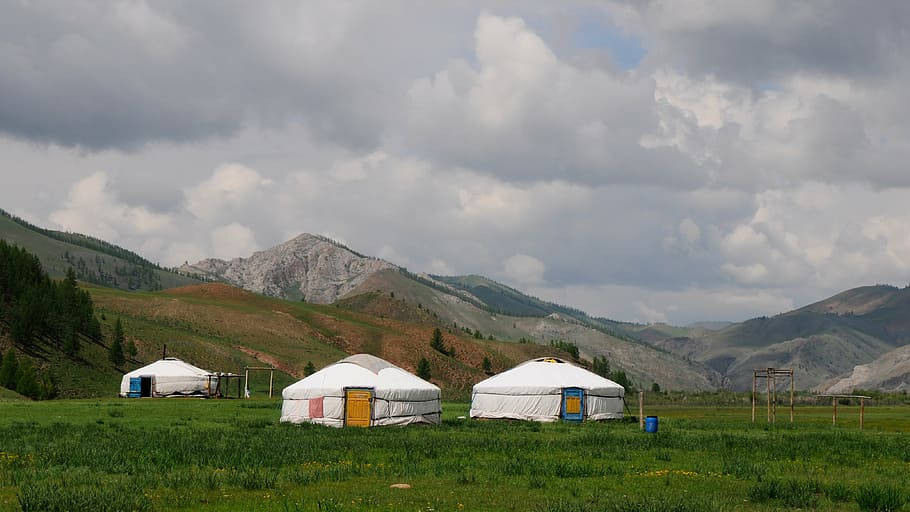 Mongoliet Yurts I Bjerge Vibrant Farver Wallpaper Wallpaper