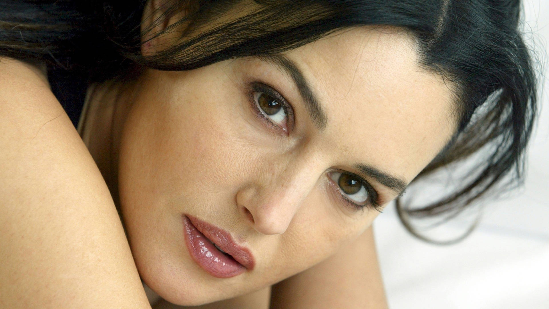 Monica Bellucci Famous Actress And Model Wallpaper