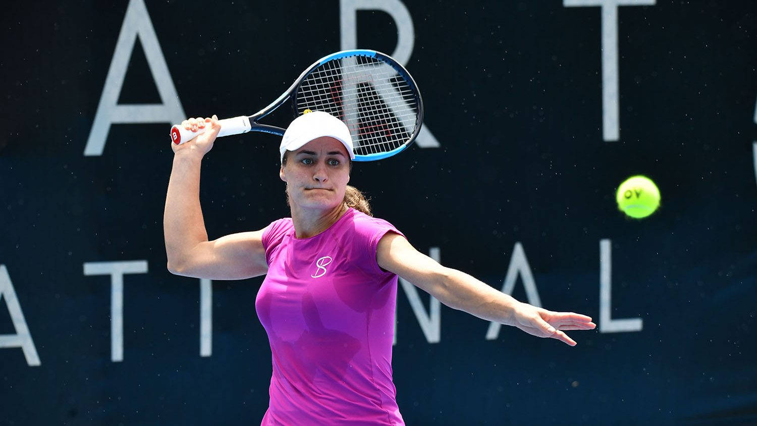 Monica Niculescu svinger sit racket på banen Wallpaper