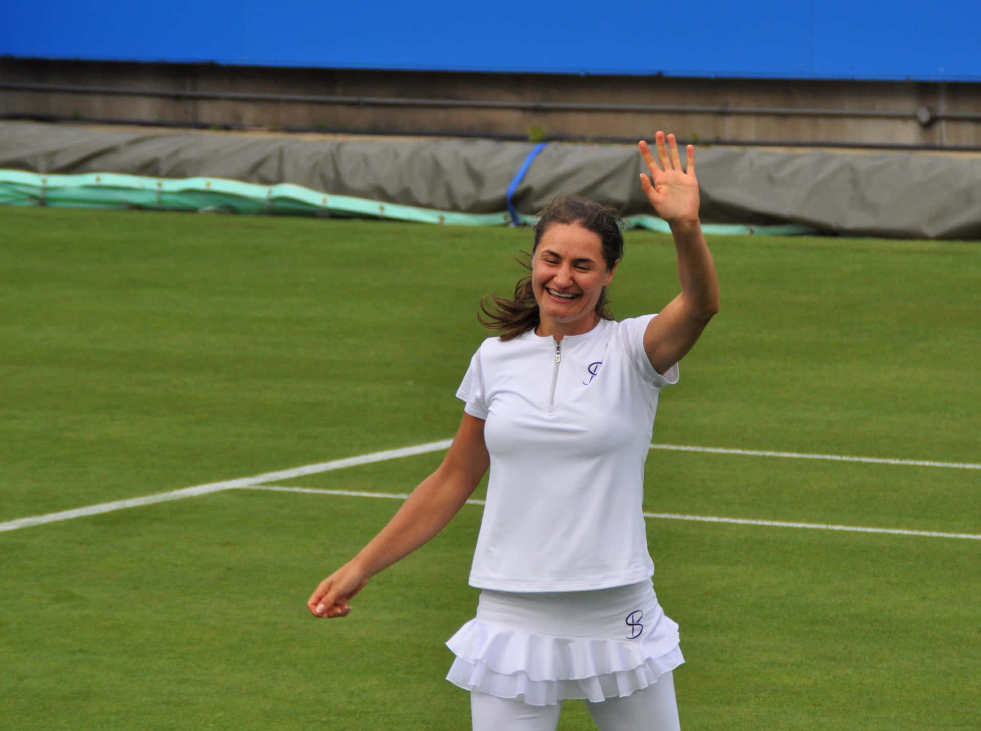 Monica Niculescu Smiling and Waving to Her Audience Wallpaper