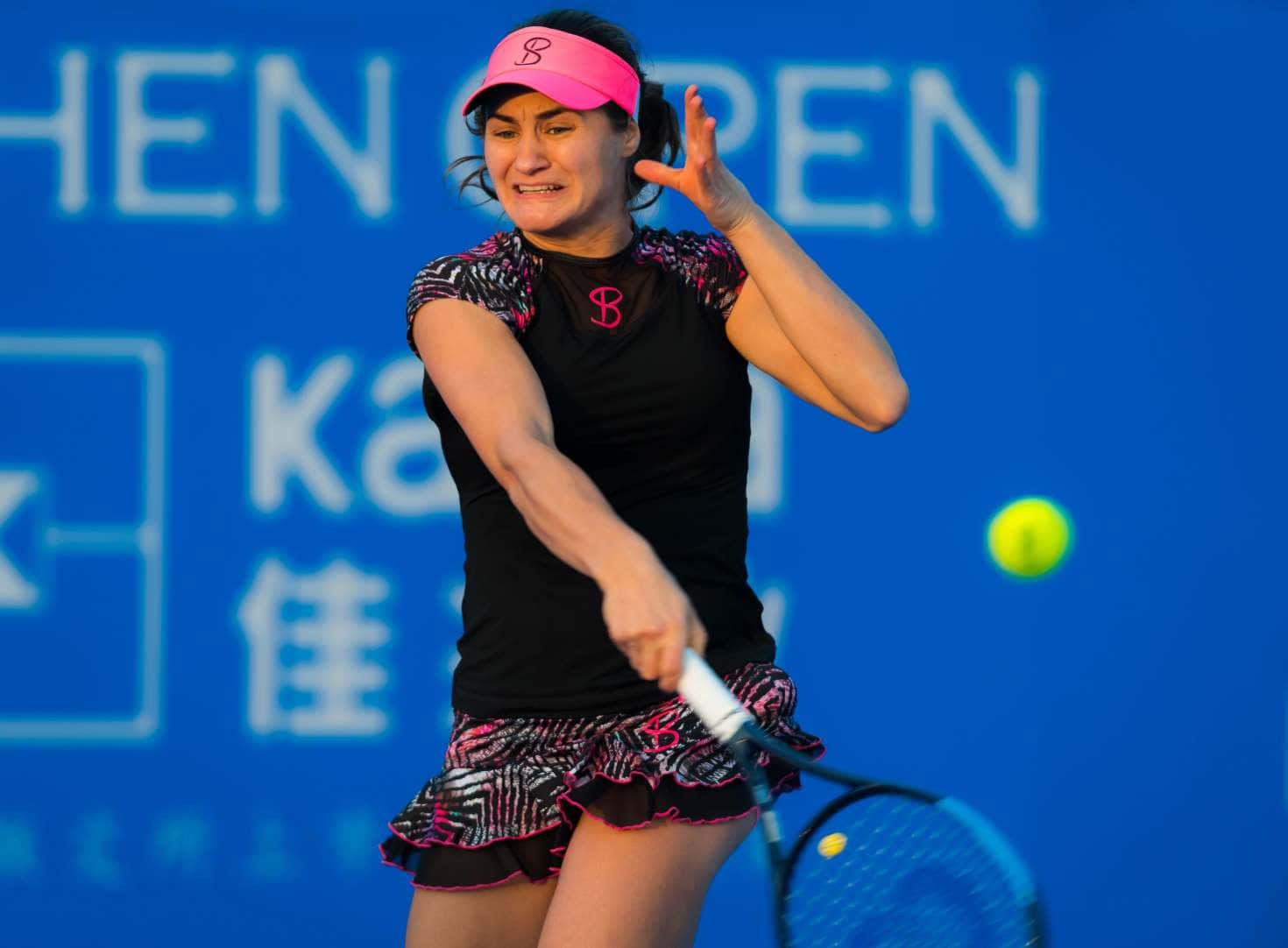 Monica Niculescu donning a pink sports visor Wallpaper