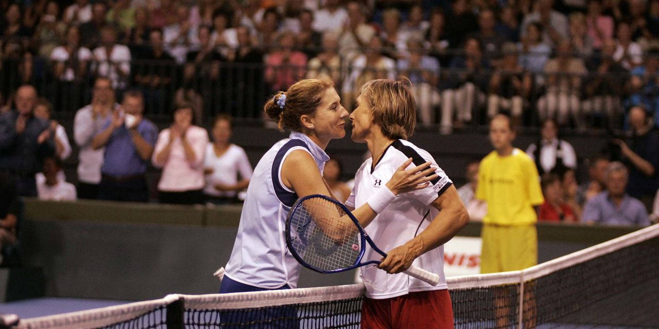 Monica Seles og Martina Navratilova undvigende bolde på et tennisbane. Wallpaper