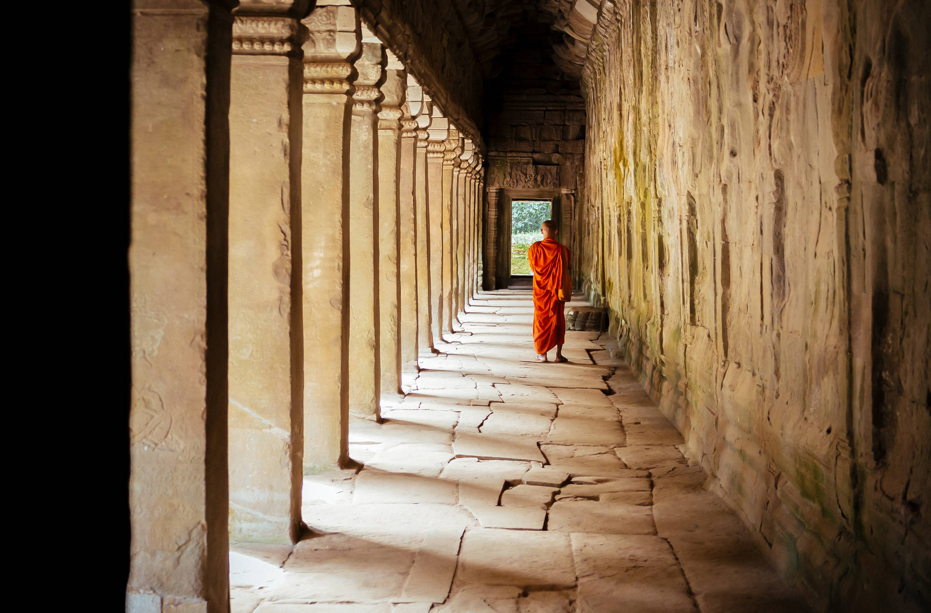 Monk In Angkor Wat Cambodia Wallpaper