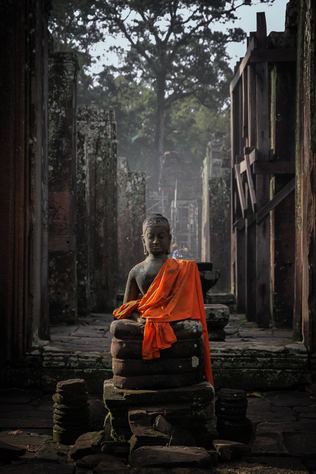 Estatuade Monje Sentado En Angkor Wat Fondo de pantalla