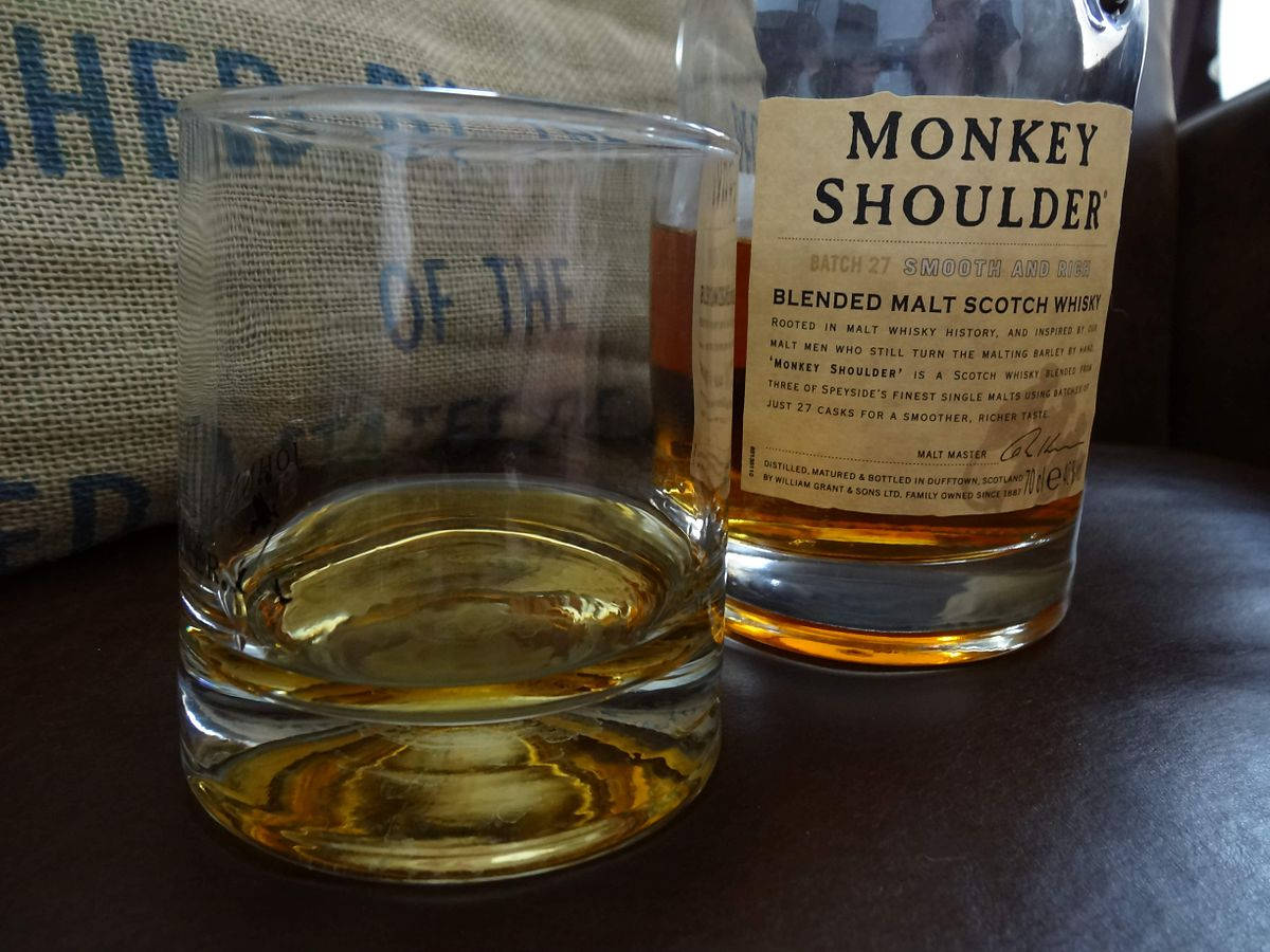 Abemaler Monkey Shoulder Blended Malt Scotch Whisky i et glasbræt tapet Wallpaper