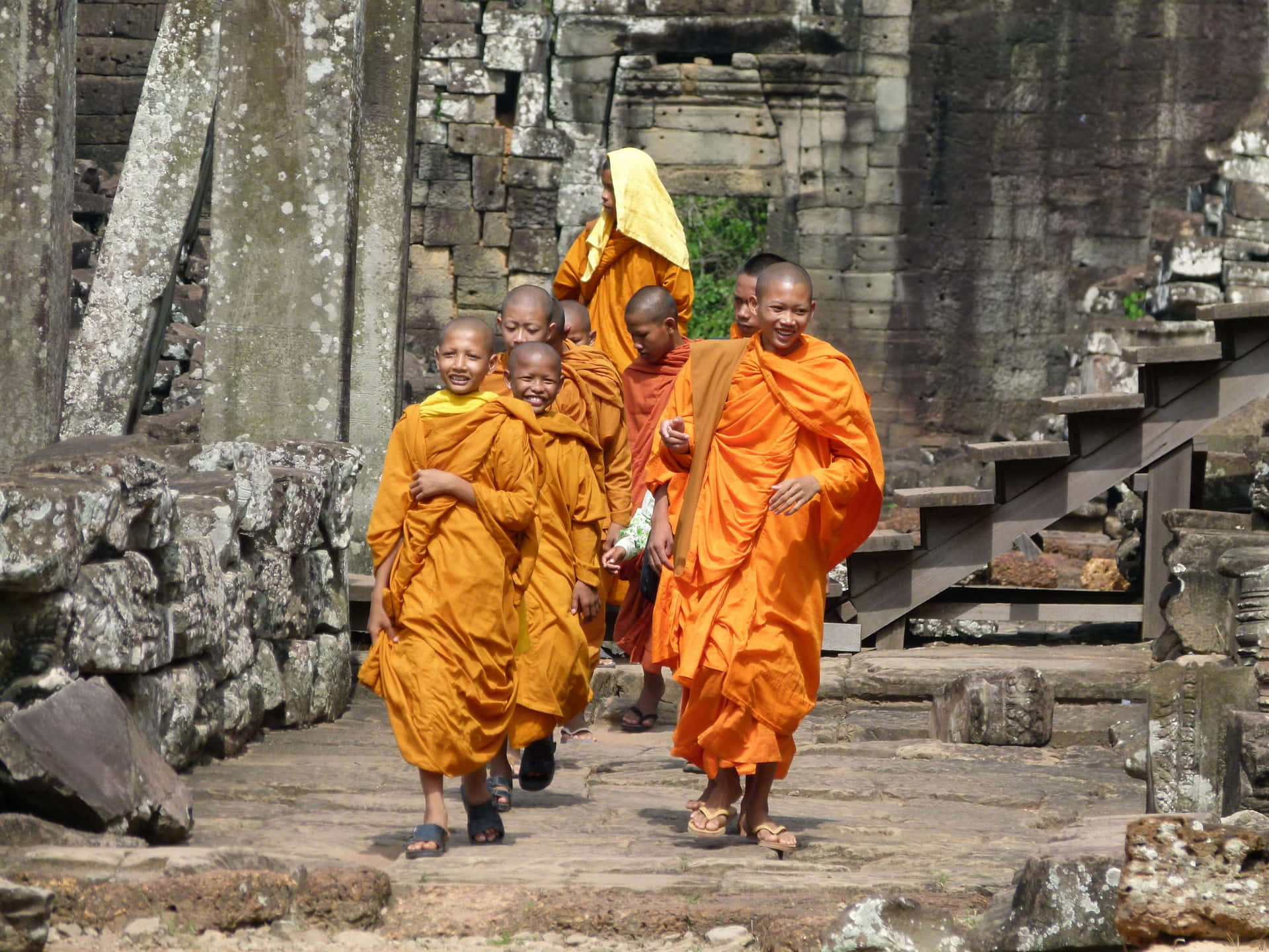Monjesde Naranja Caminando En Angkor Thom. Fondo de pantalla