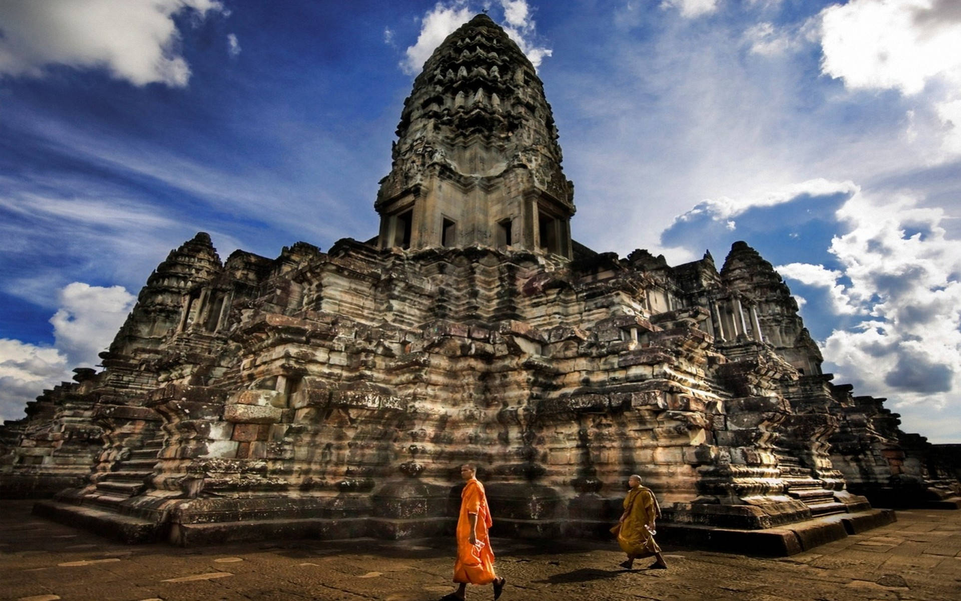 Mönchegehen An Den Ruinen Von Angkor Wat Vorbei. Wallpaper
