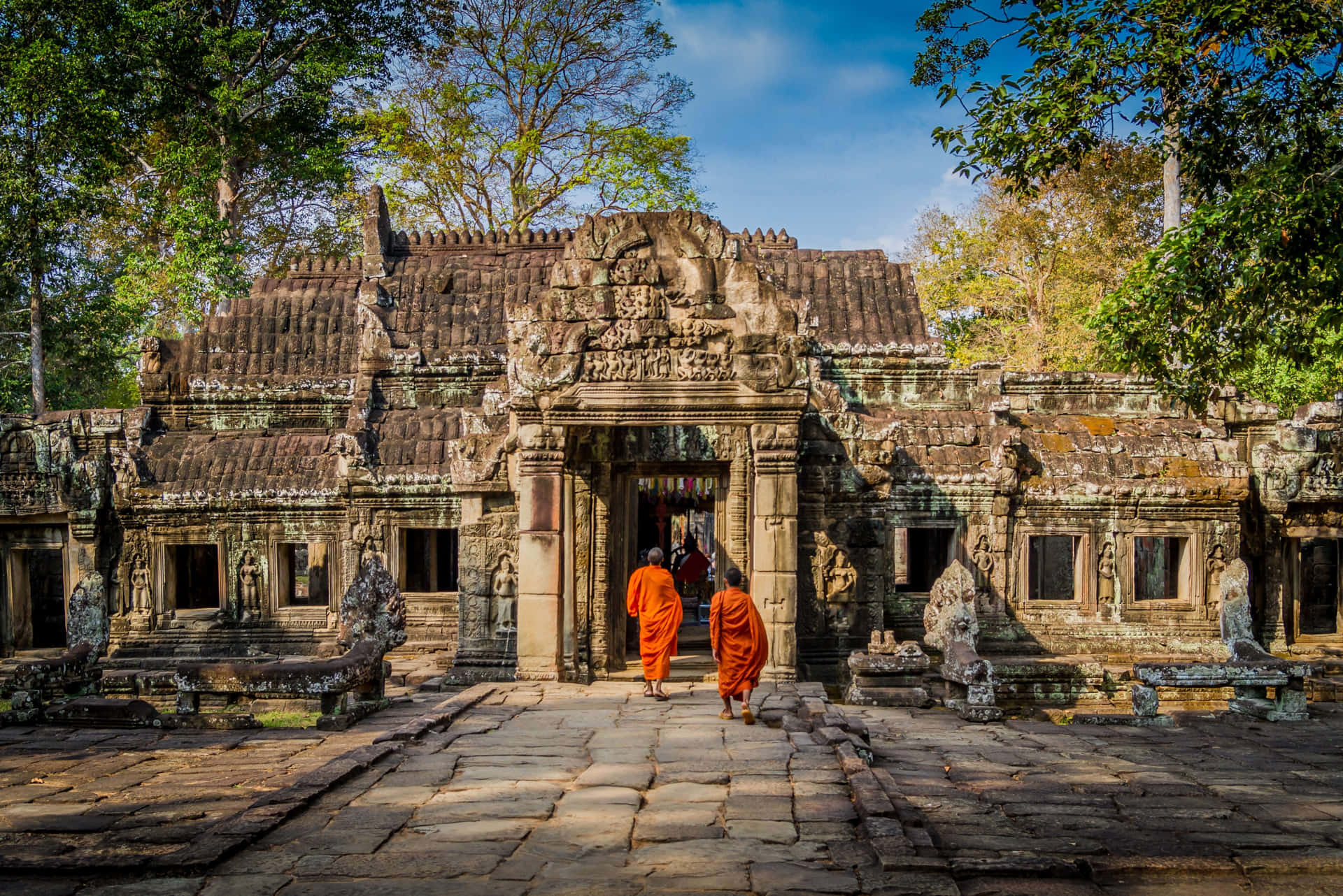 Monks in Serenity: A Peaceful Walk in Angkor Thom Wallpaper