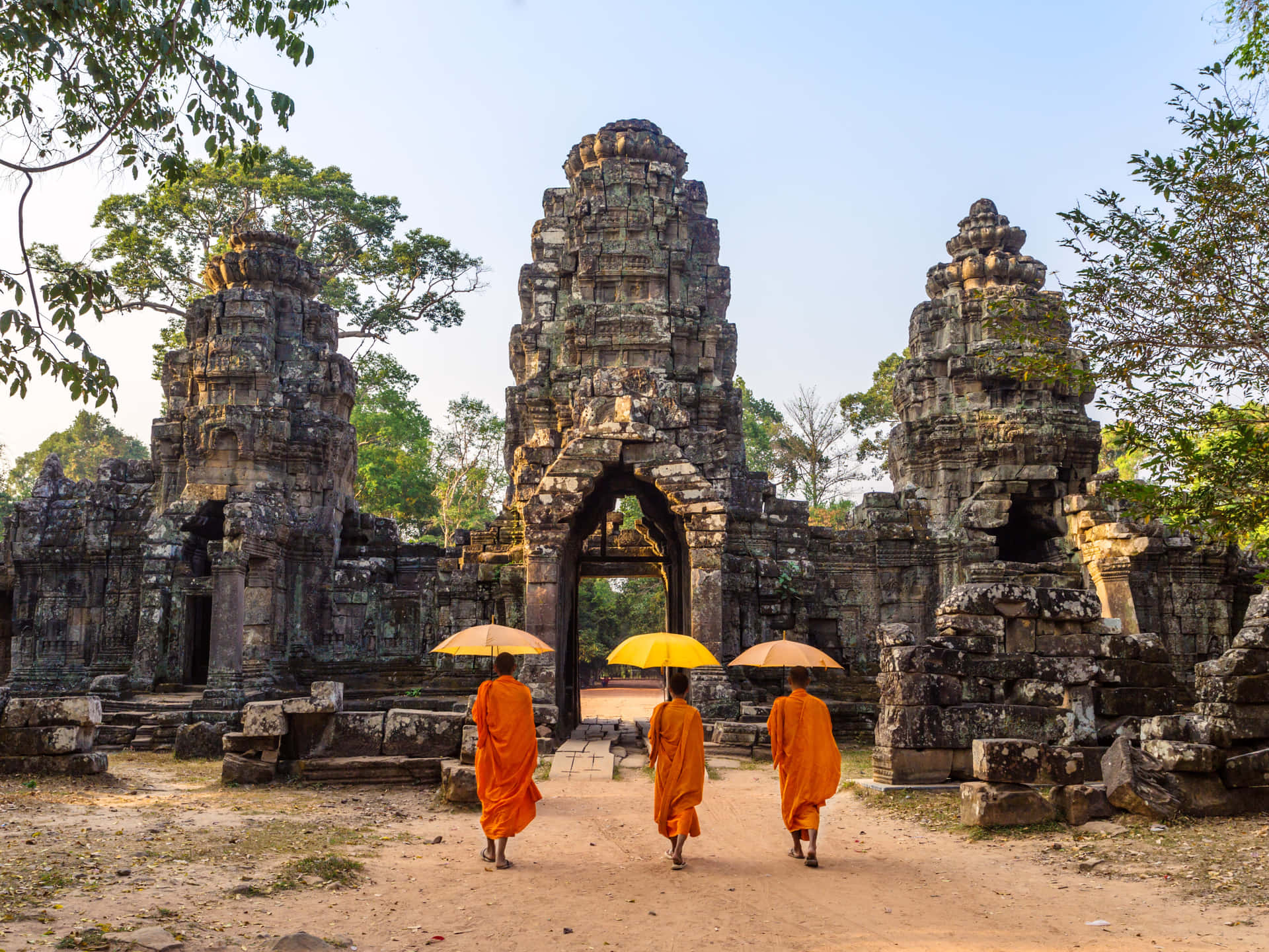 Munkarmed Paraplyer Som Går In I Angkor Thom. Wallpaper