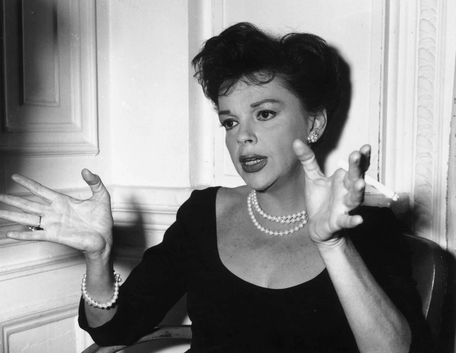 Monokrom amerikansk skuespillerinde Judy Garland baggrund. Wallpaper