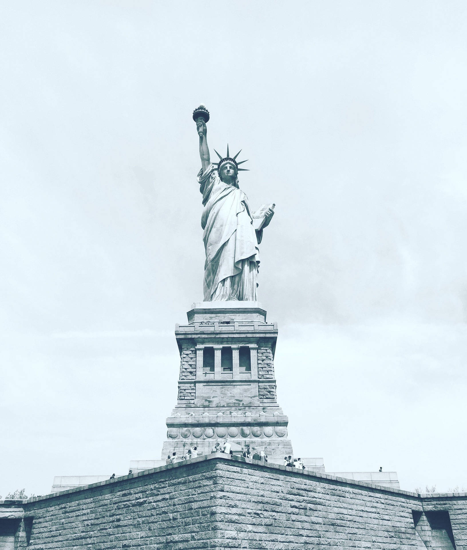 Monochromatic Statue Of Liberty Wallpaper