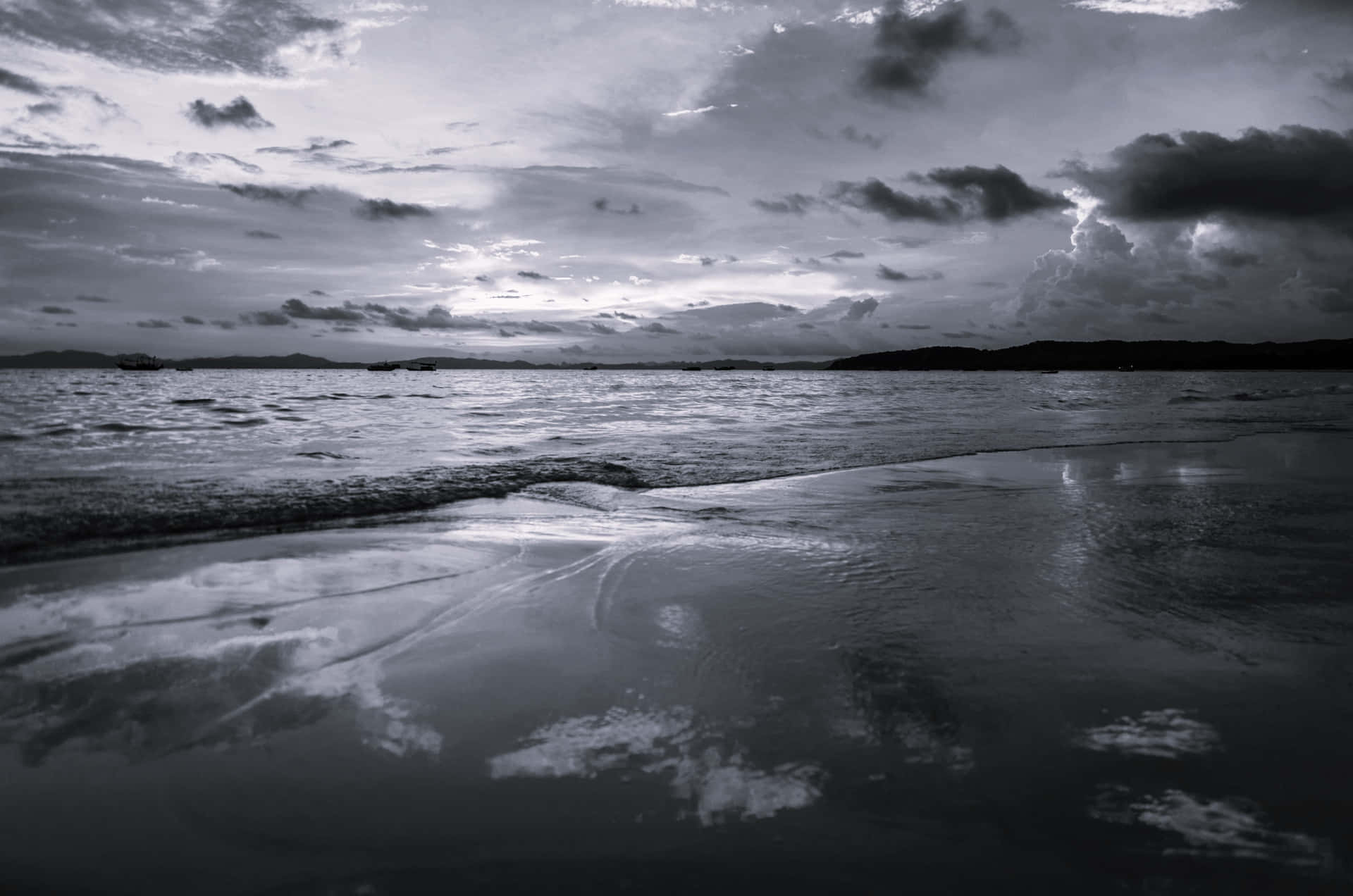 Monochrome Beach Sunset Wallpaper