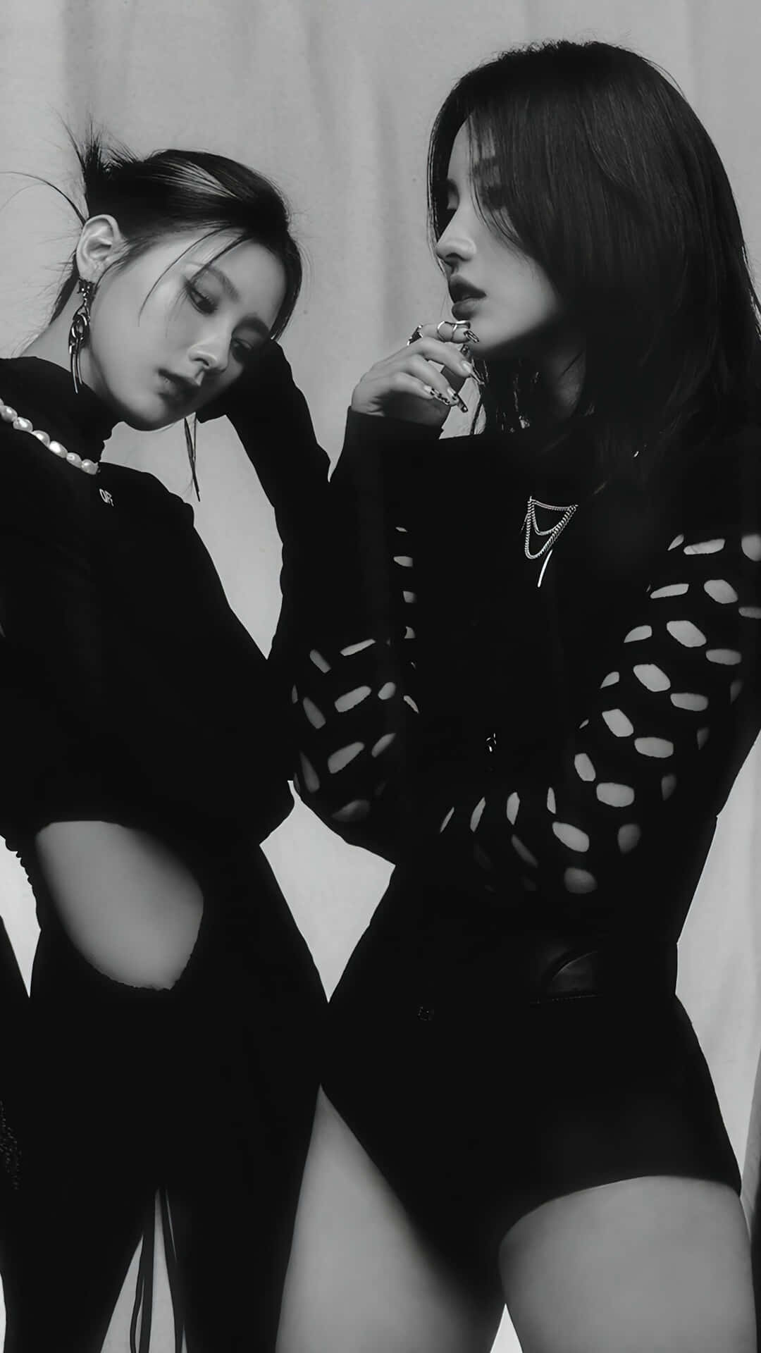 Pose Duo Monokrom Gidle Wallpaper