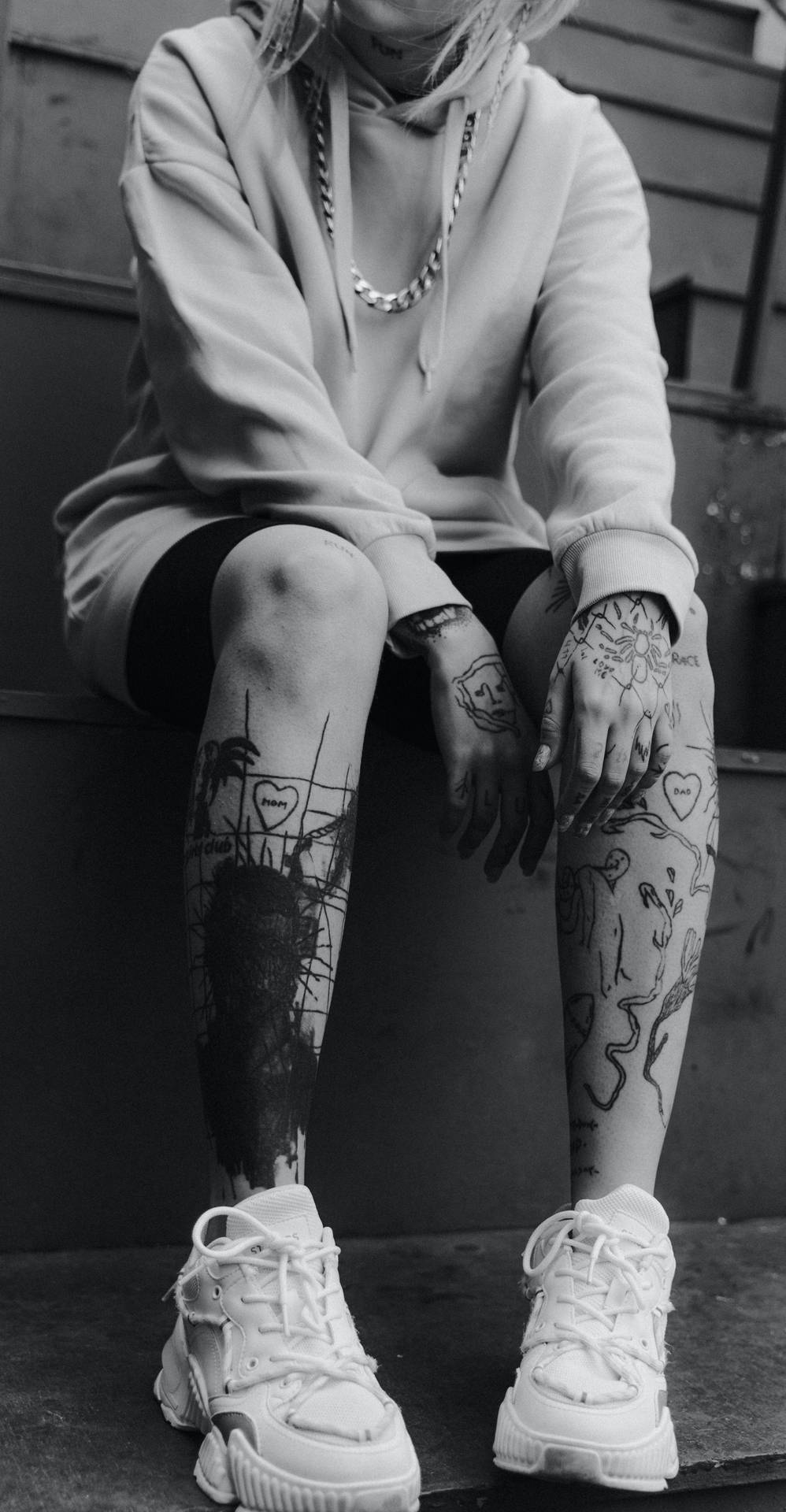 Tatuaggiomonocromatico In Alta Definizione Sulle Gambe Sfondo