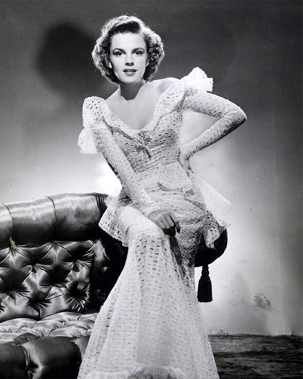 Monochrome Hollywood Actress Judy Garland Photoshoot Wallpaper