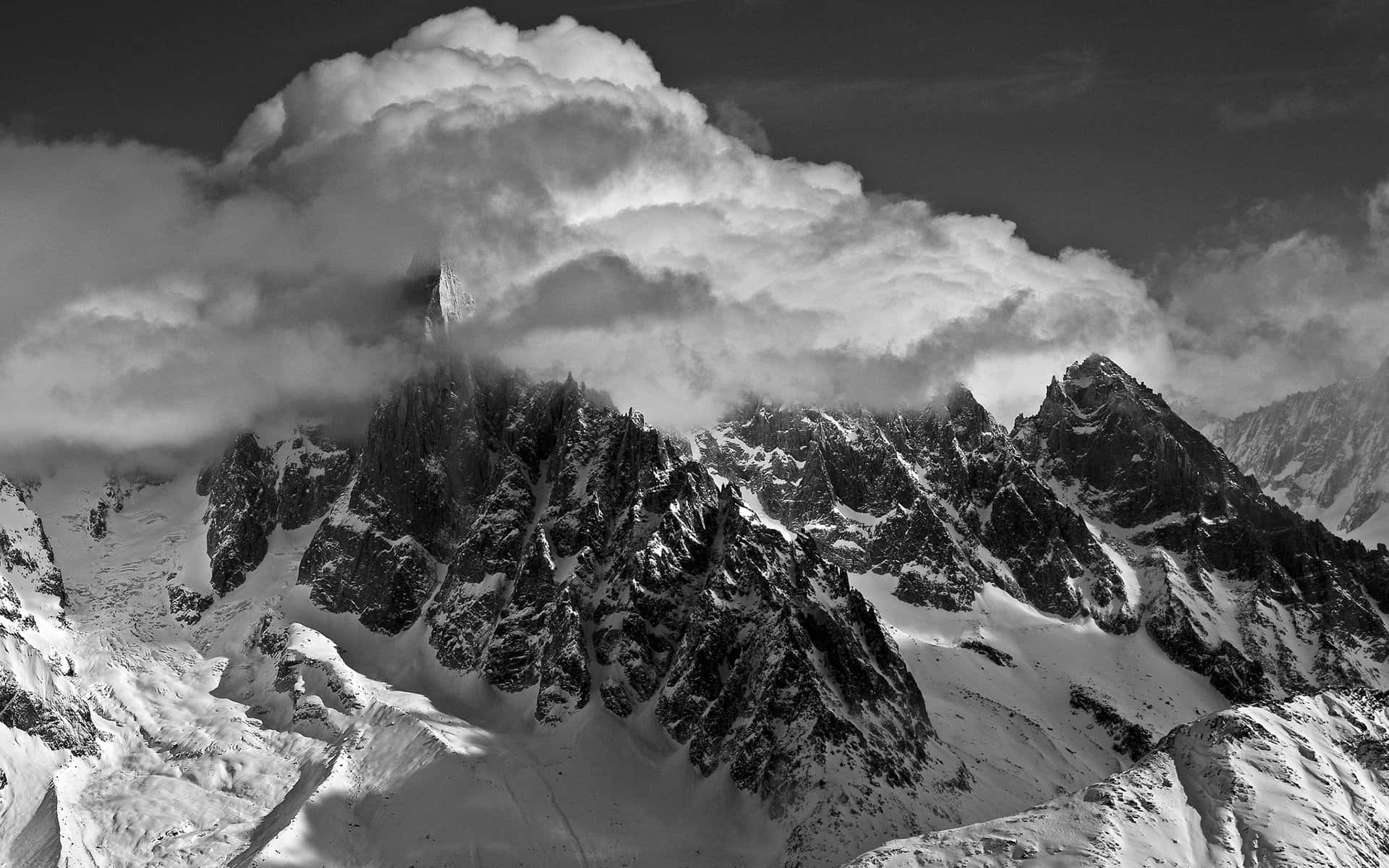 Montañamonocromática Con Nubes Fondo de pantalla