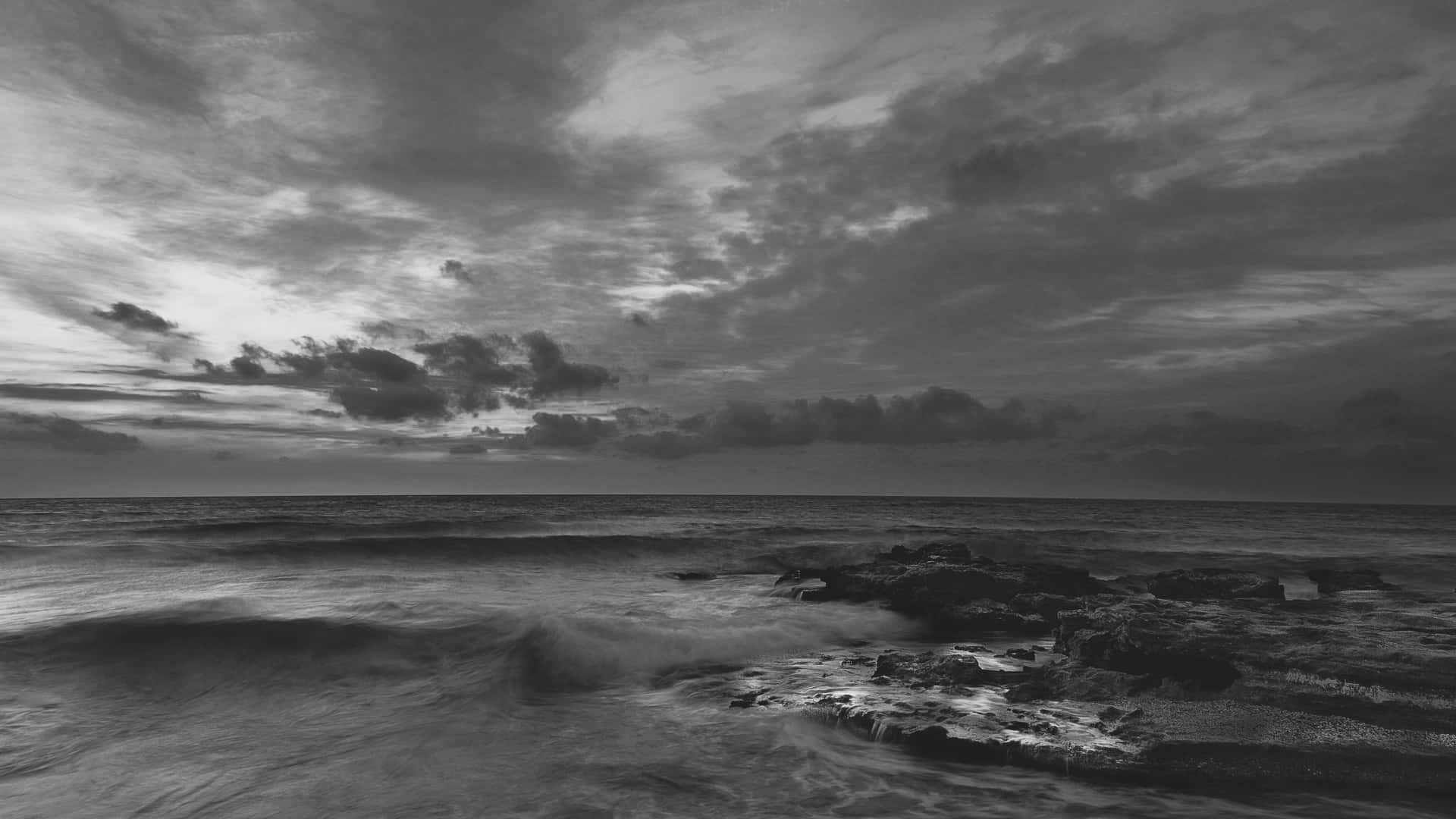 Monochrome Oceaan Zonsondergang Sereniteit.jpg Achtergrond