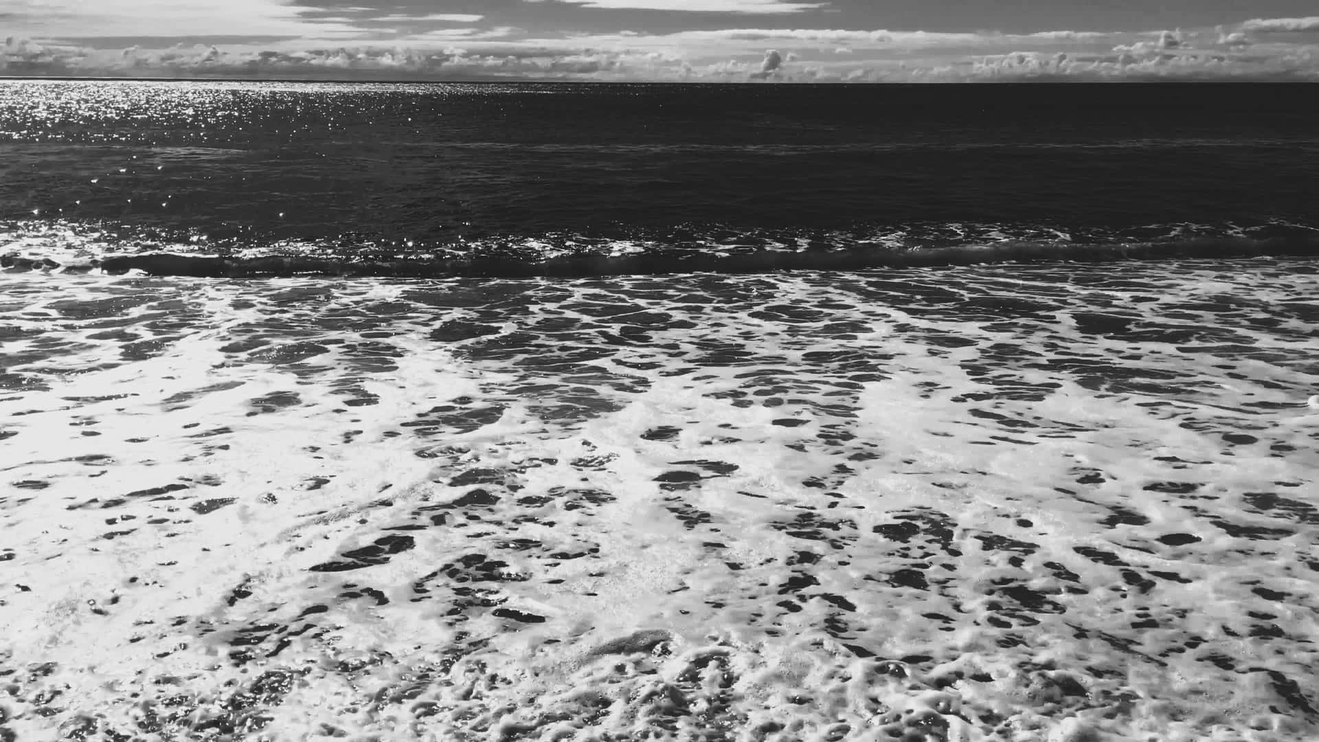 Monochrome_ Ocean_ Waves_4 K Wallpaper