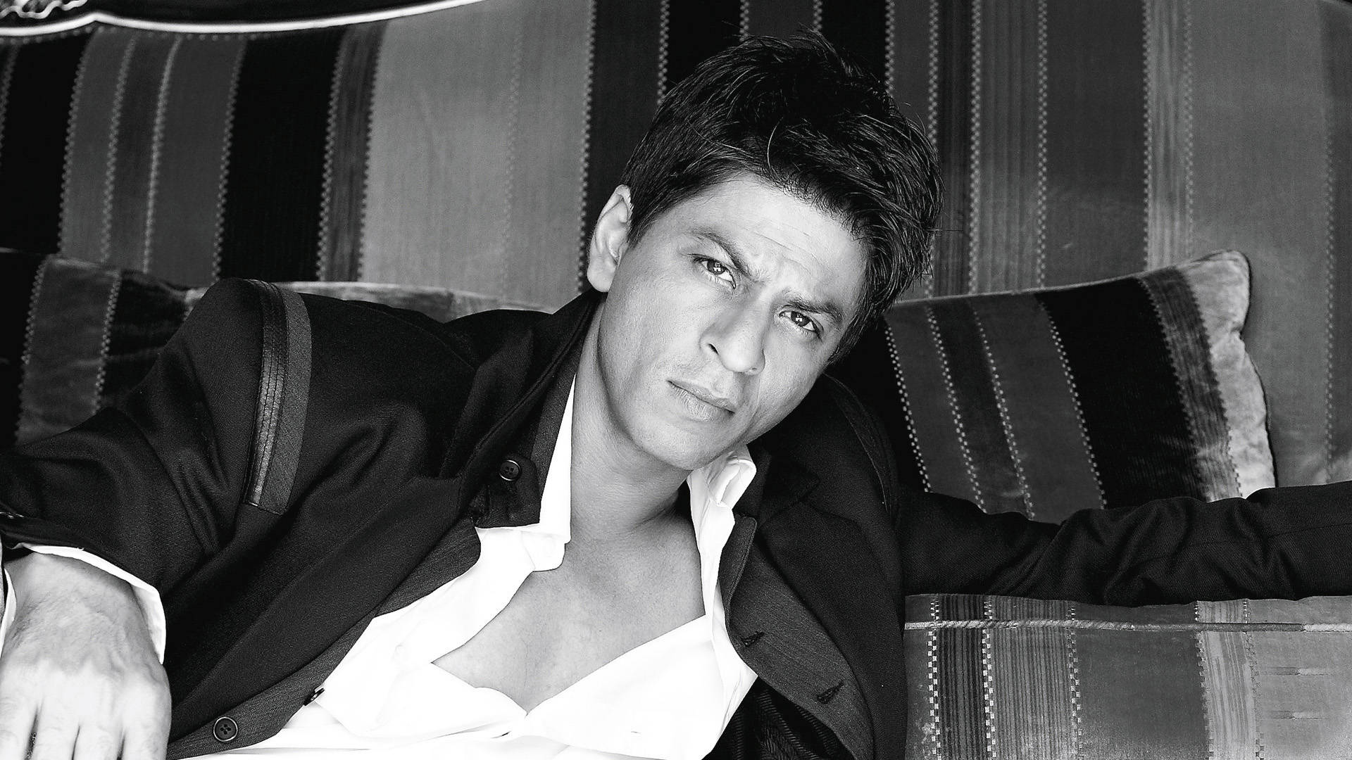 Enkeltfarvet Shah Rukh Khan-forside Wallpaper