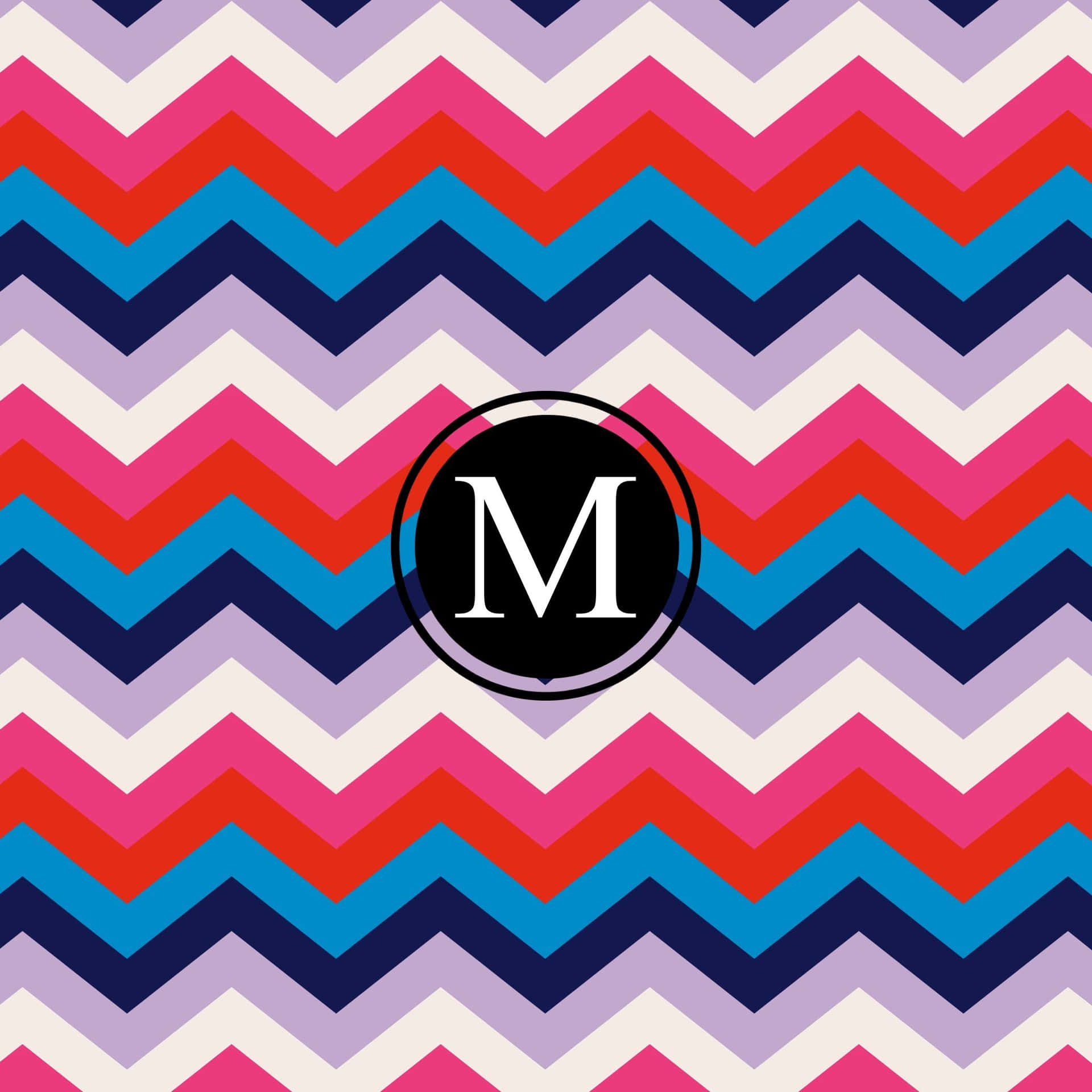 Et farverigt chevron mønster med bogstavet m. Wallpaper