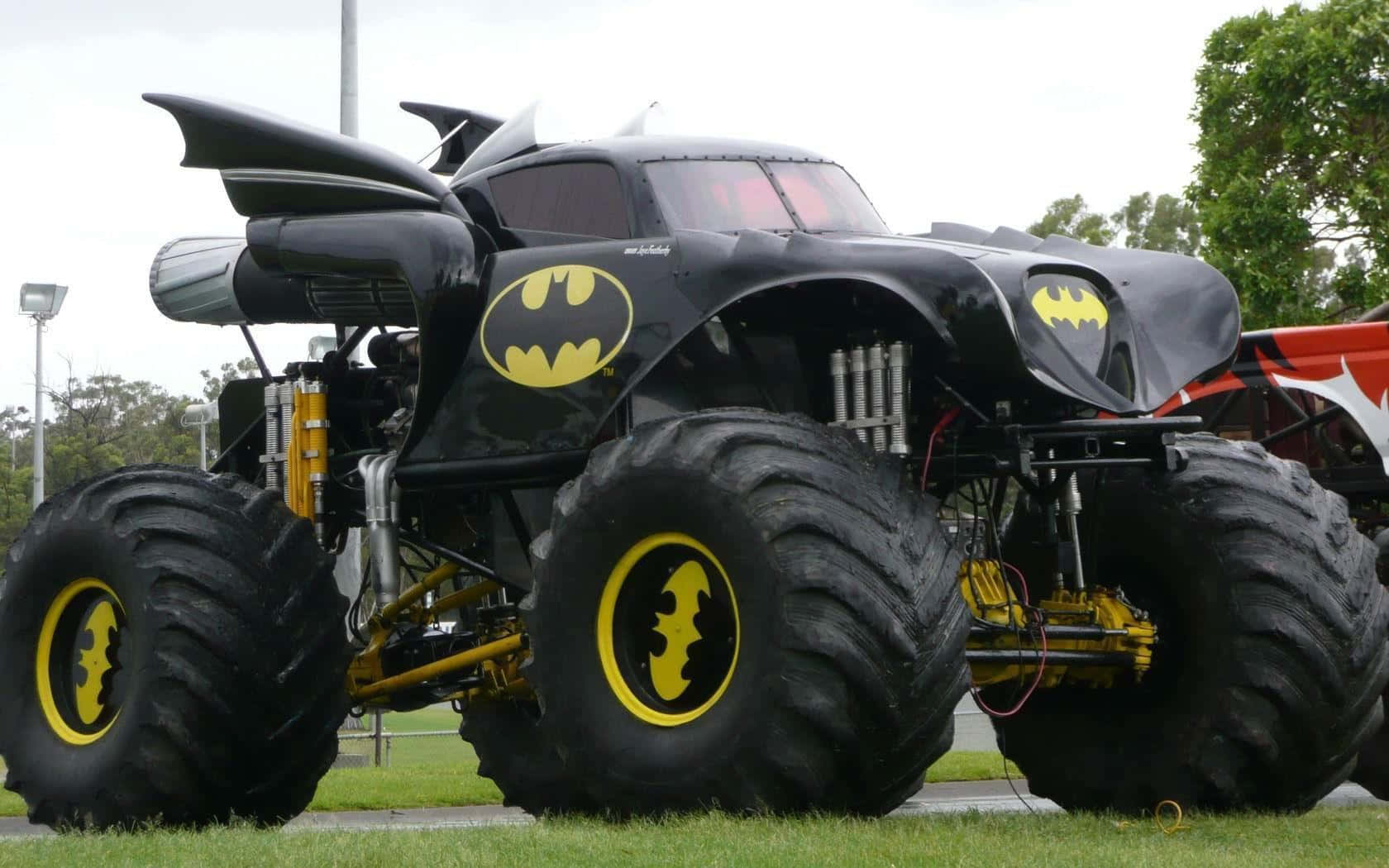 Camionmostro Di Batman - Un Grande Camion Nero Con Grandi Ruote