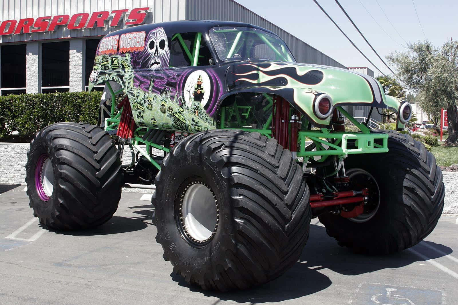 Monster truck med store dæk på tapetet Wallpaper