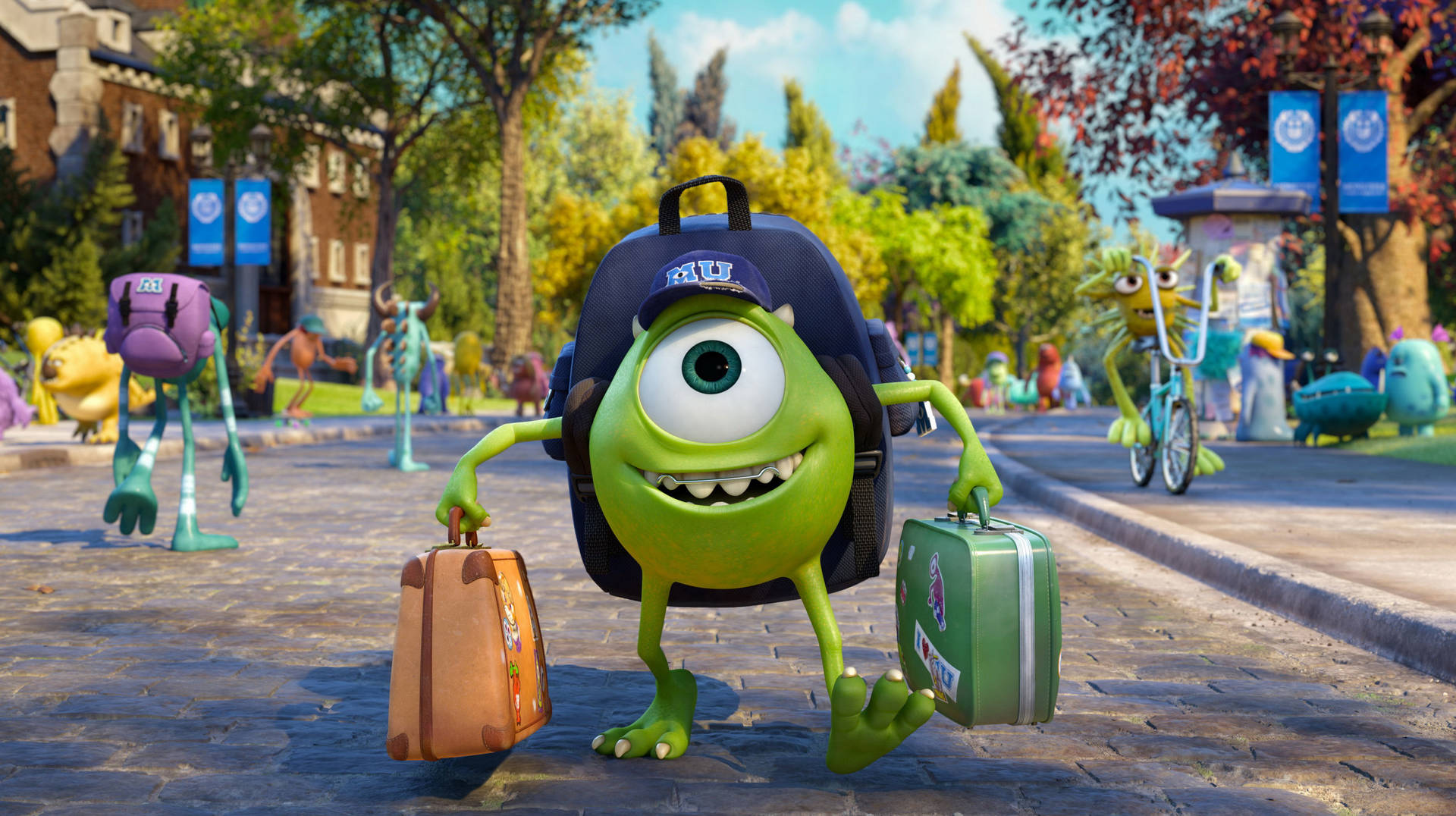 Monstersuniversity Mike Med Resväskor (for A Computer Or Mobile Wallpaper Featuring The Character Mike From The Movie Monsters University Carrying Suitcases). Wallpaper