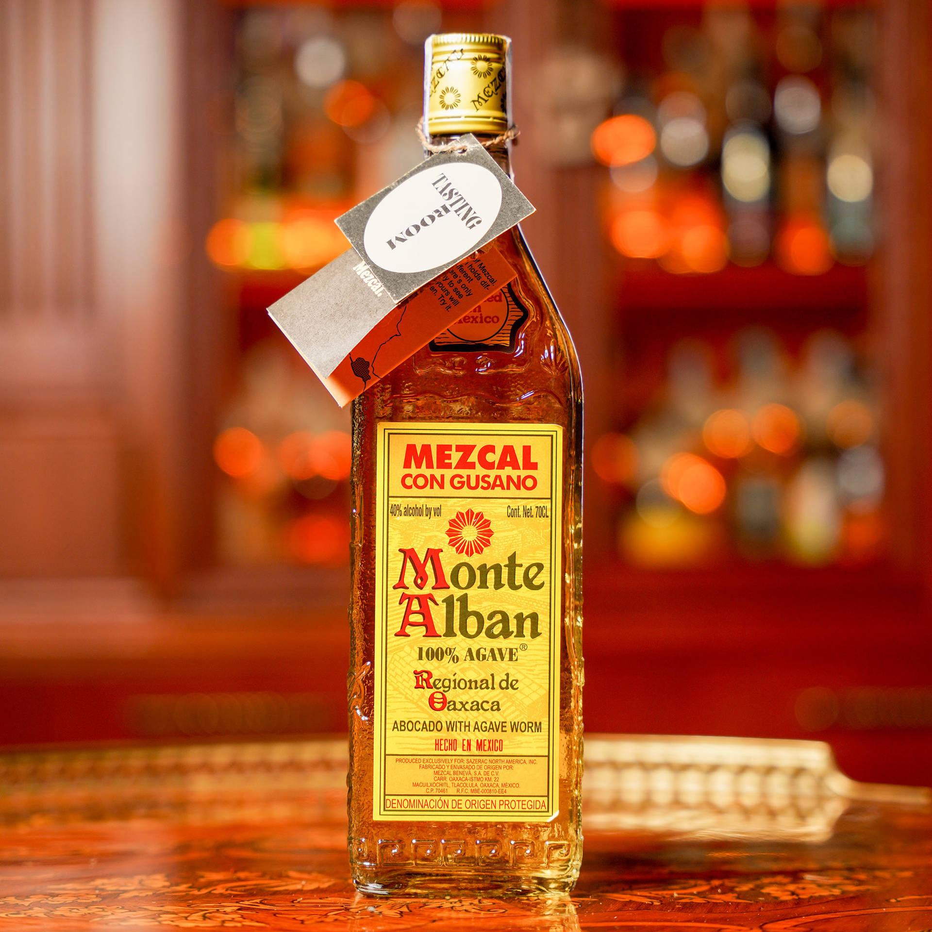 Montealban Mezcal Tequila En Una Elegante Mesa De Madera. Fondo de pantalla