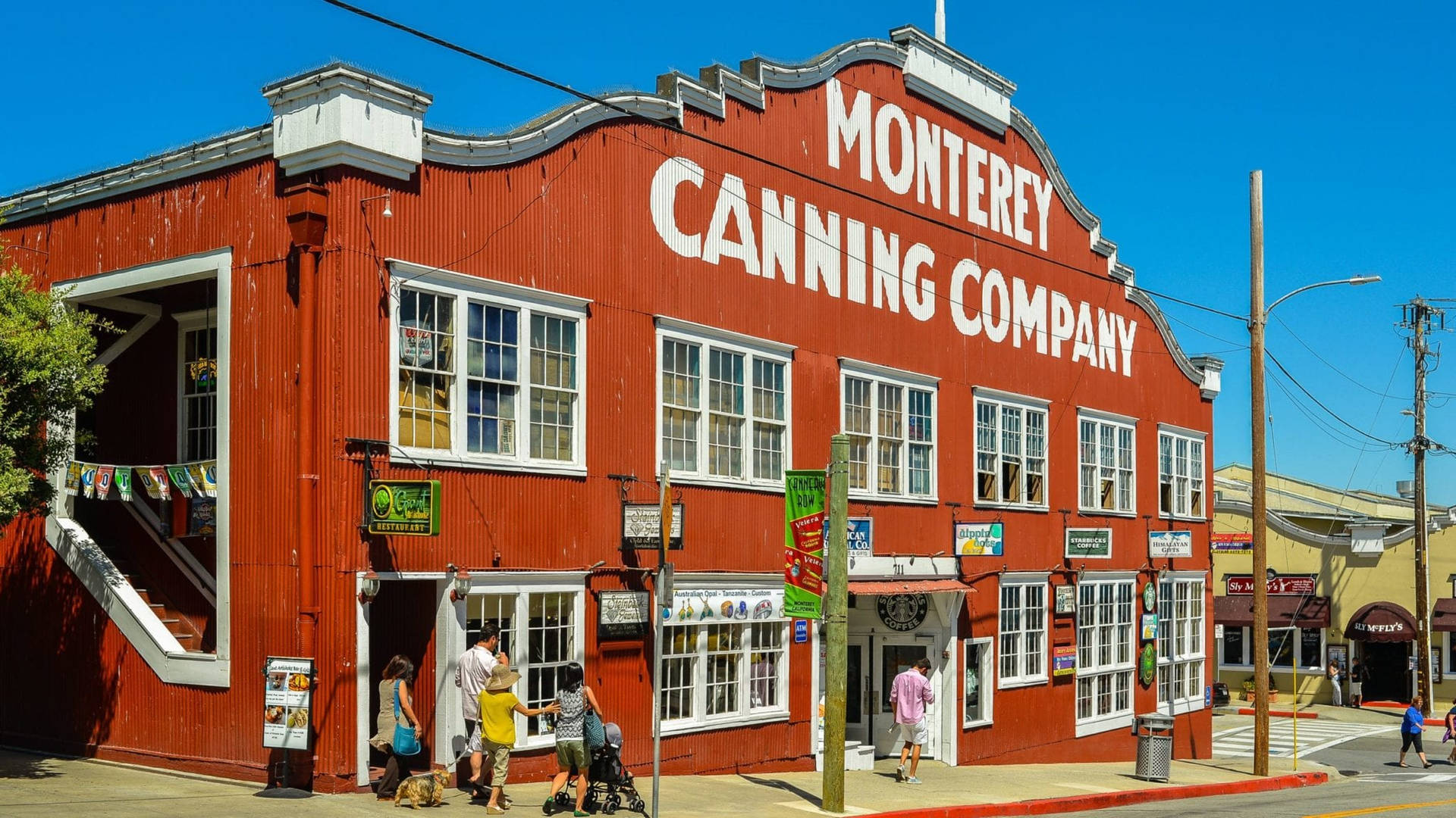 Edificiomonterey Canning In Cannery Row Sfondo