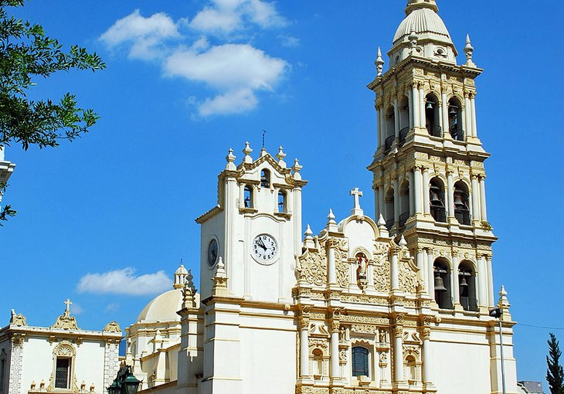 Skydekomposition af Monterrey-katedralens patinadækkede facade fra lav vinkel. Wallpaper