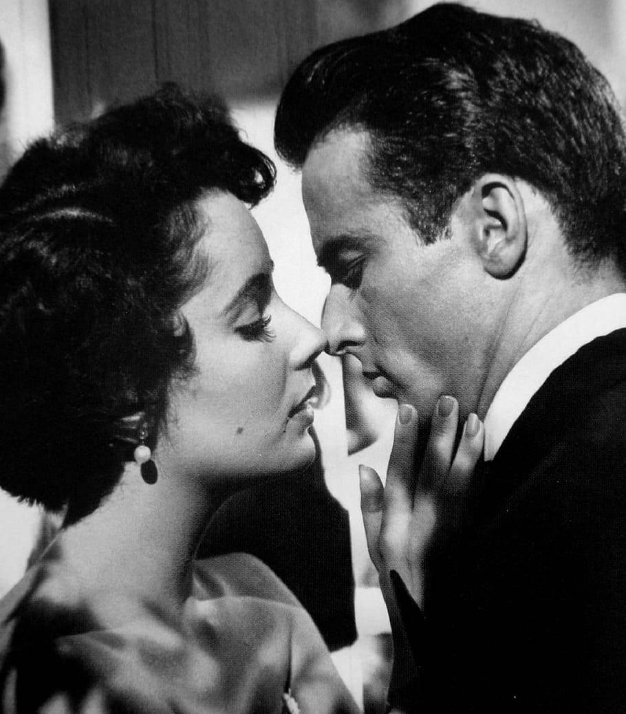 Montgomery Clift og Elizabeth Taylor kysser tapet Wallpaper