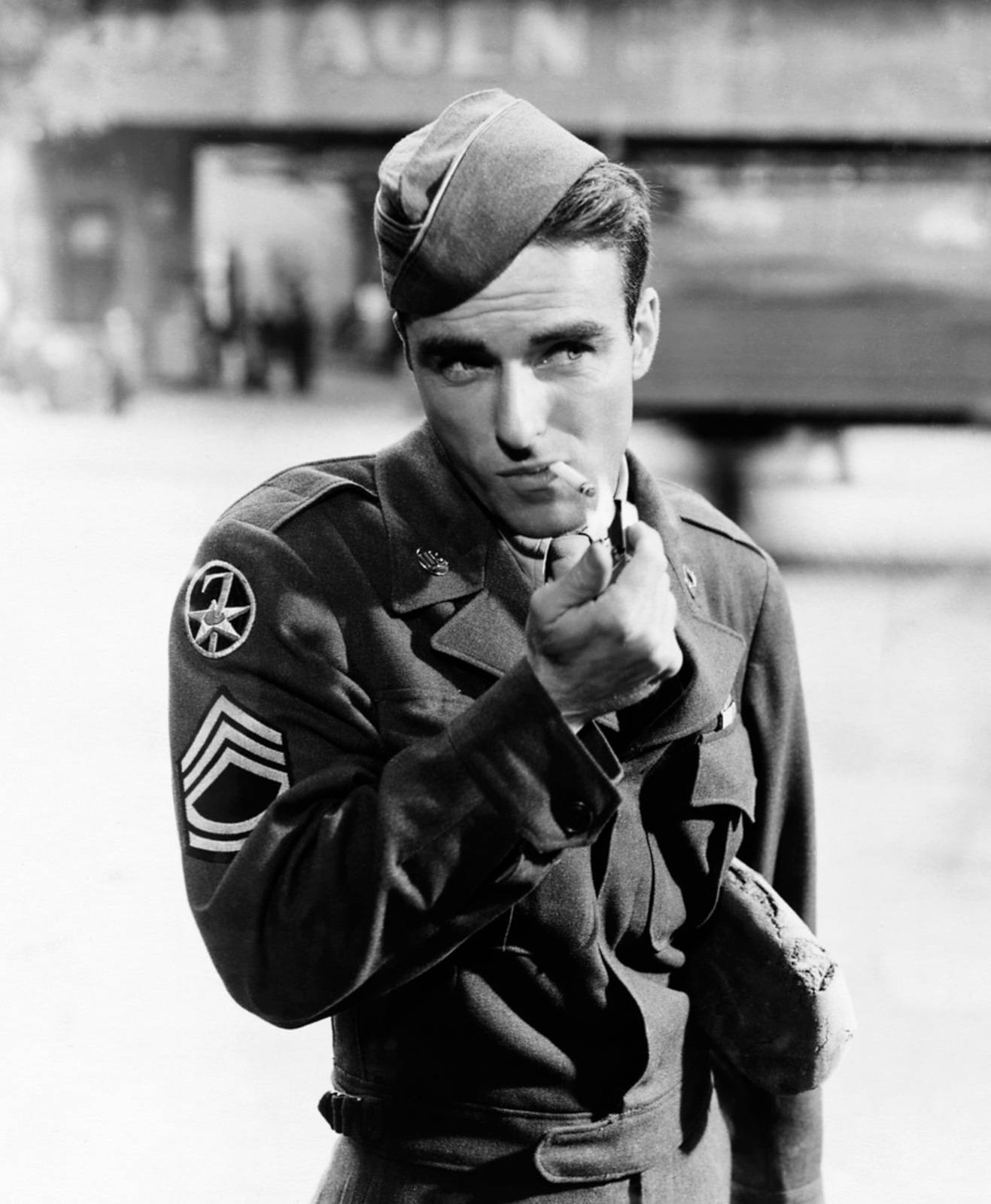 Montgomery Clift Soldier Boy Coming Home Wallpaper
