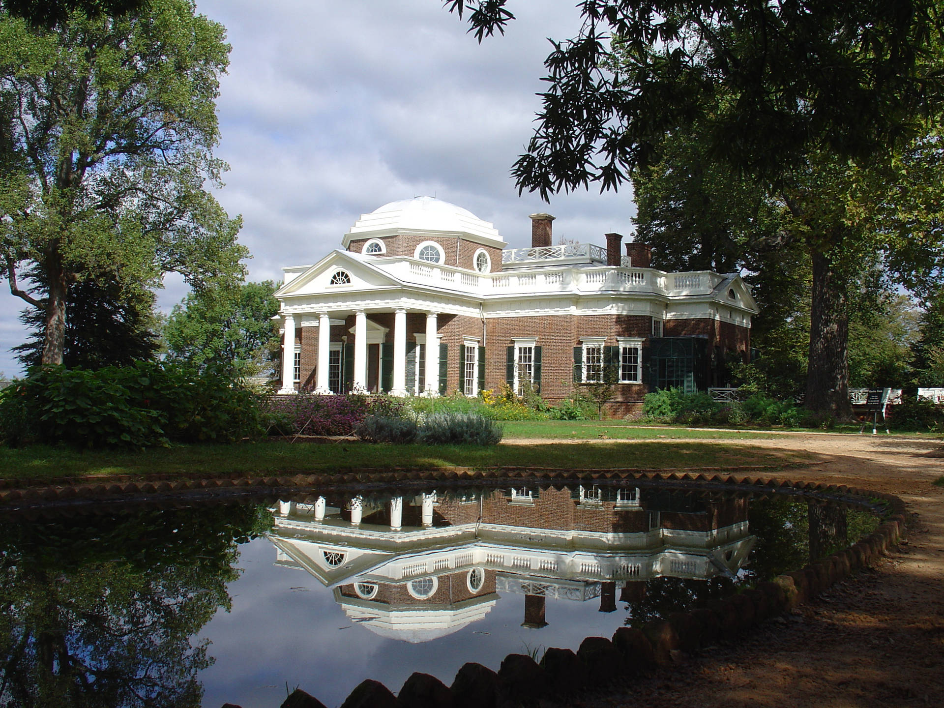 Monticello And Pond Wallpaper