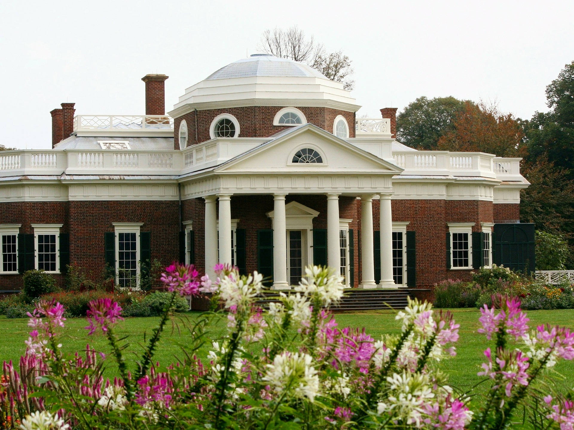 Monticello Behind Flowers Wallpaper