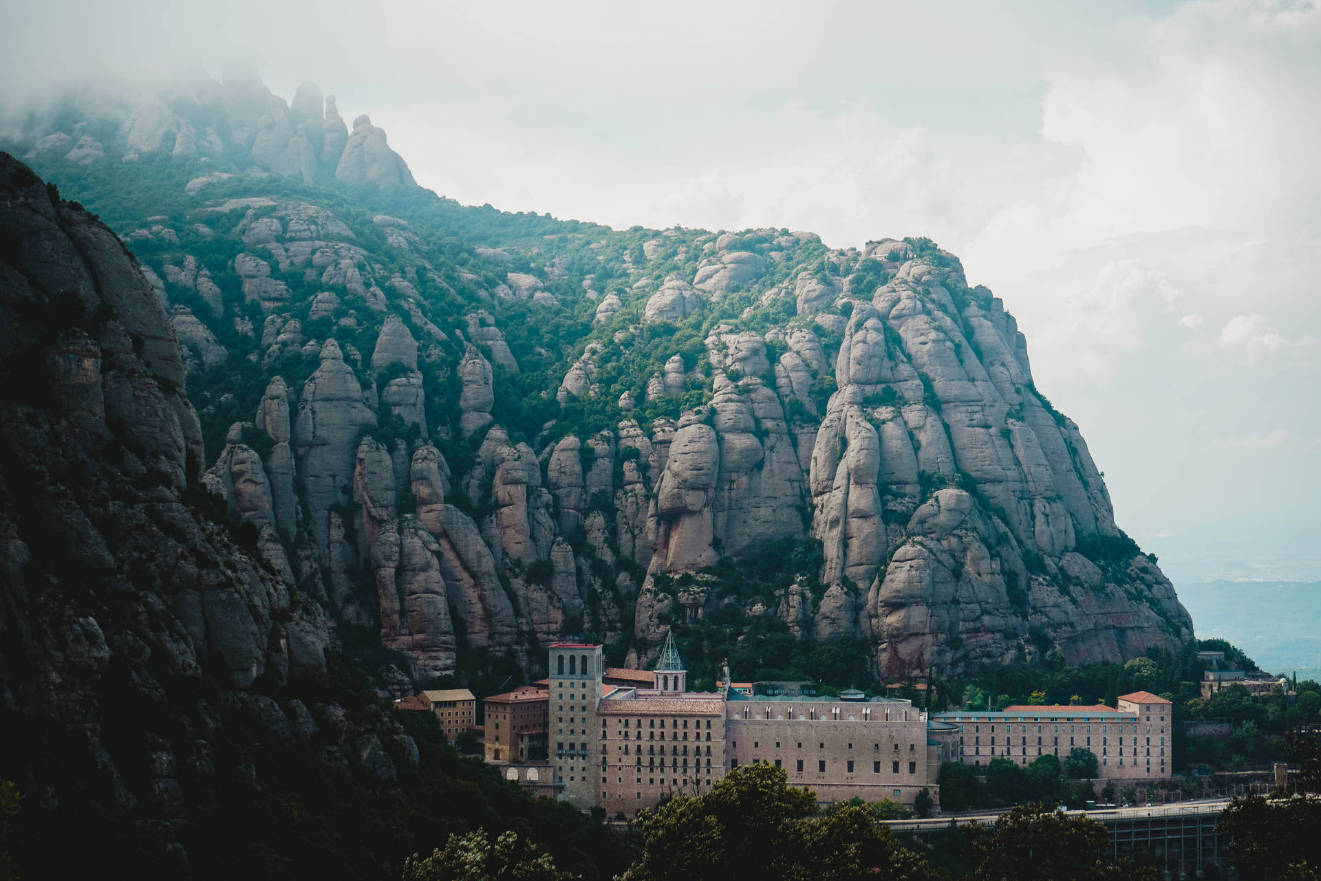 Montañaneblinosa De Montserrat. Fondo de pantalla